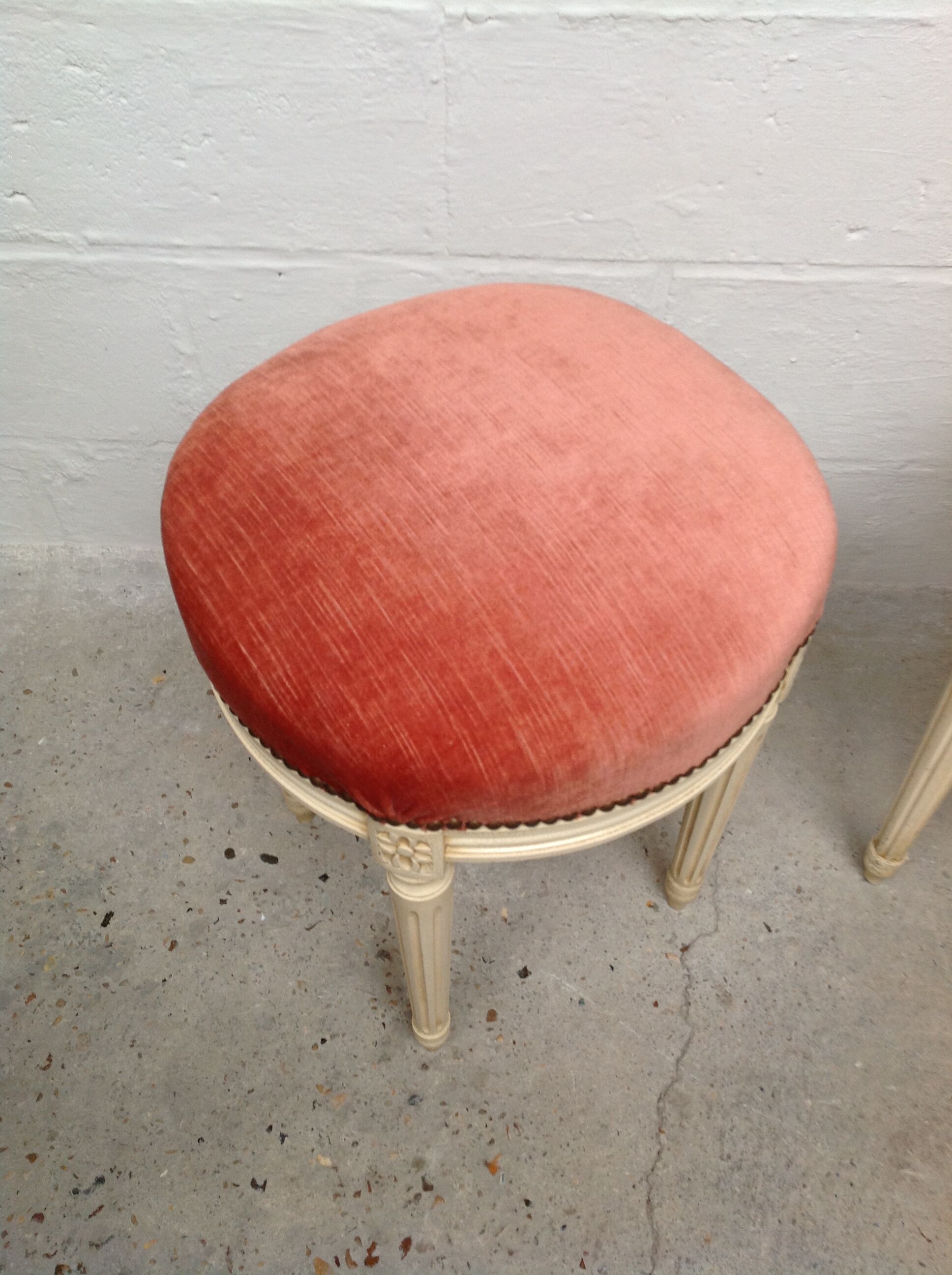 Chaise médaillon et tabouret velours style Louis XVI