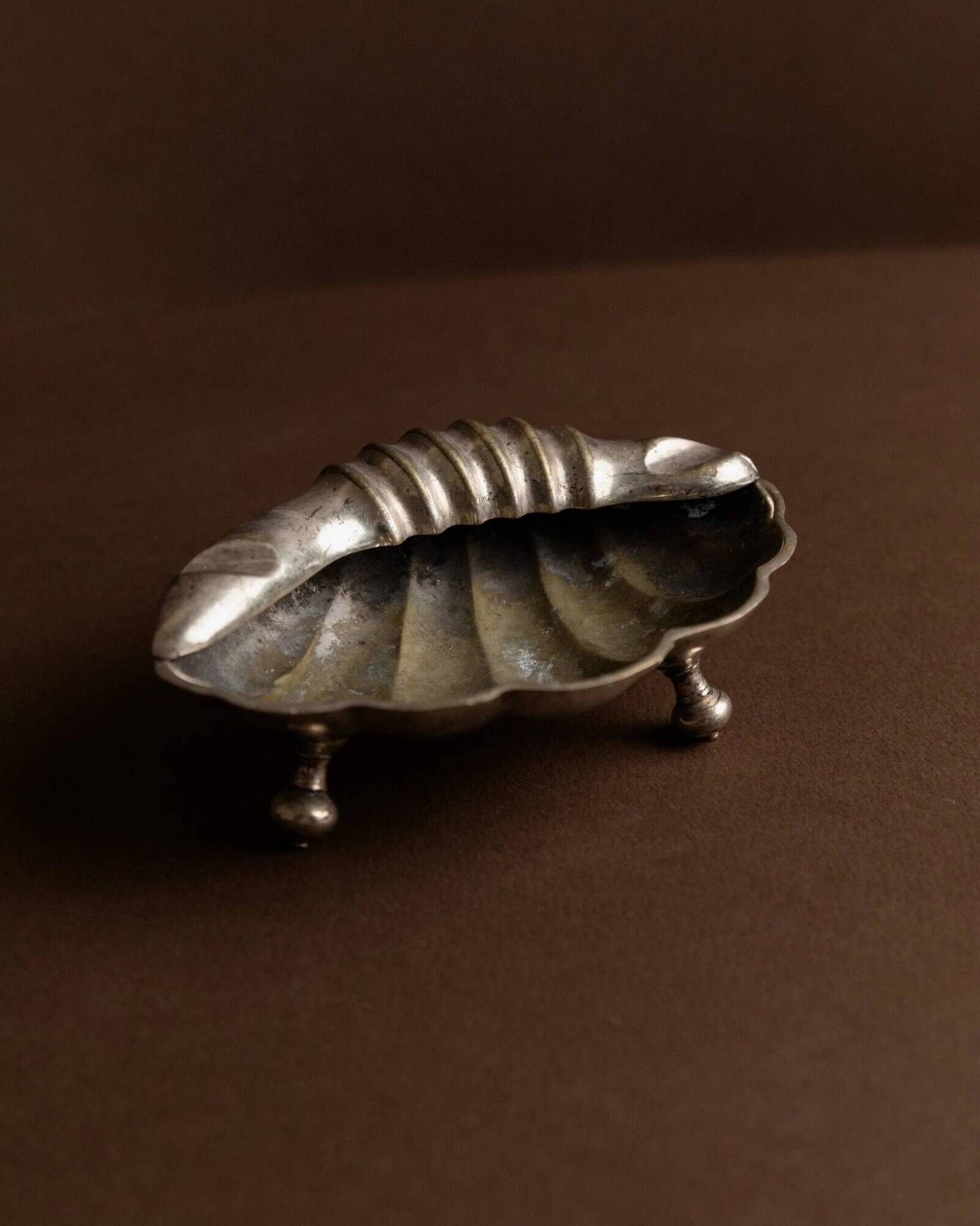 Argent metal ashtray in shell shape with feet – 1960s Italy vintage decor, gift idea for her