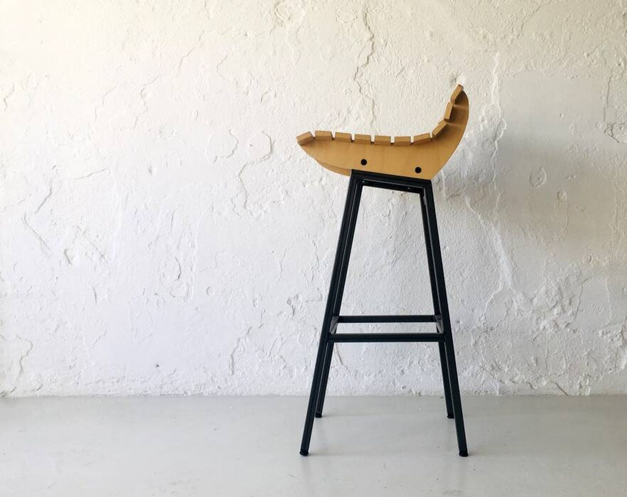 Tabouret en bois et en fer
