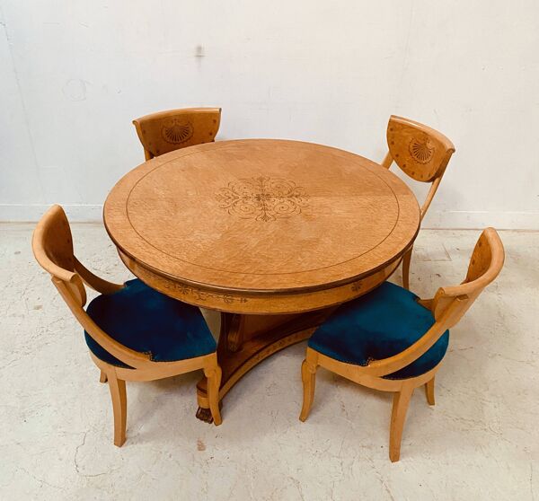 Ensemble de table et chaises de style Charles X en placage d'érable XX sièc