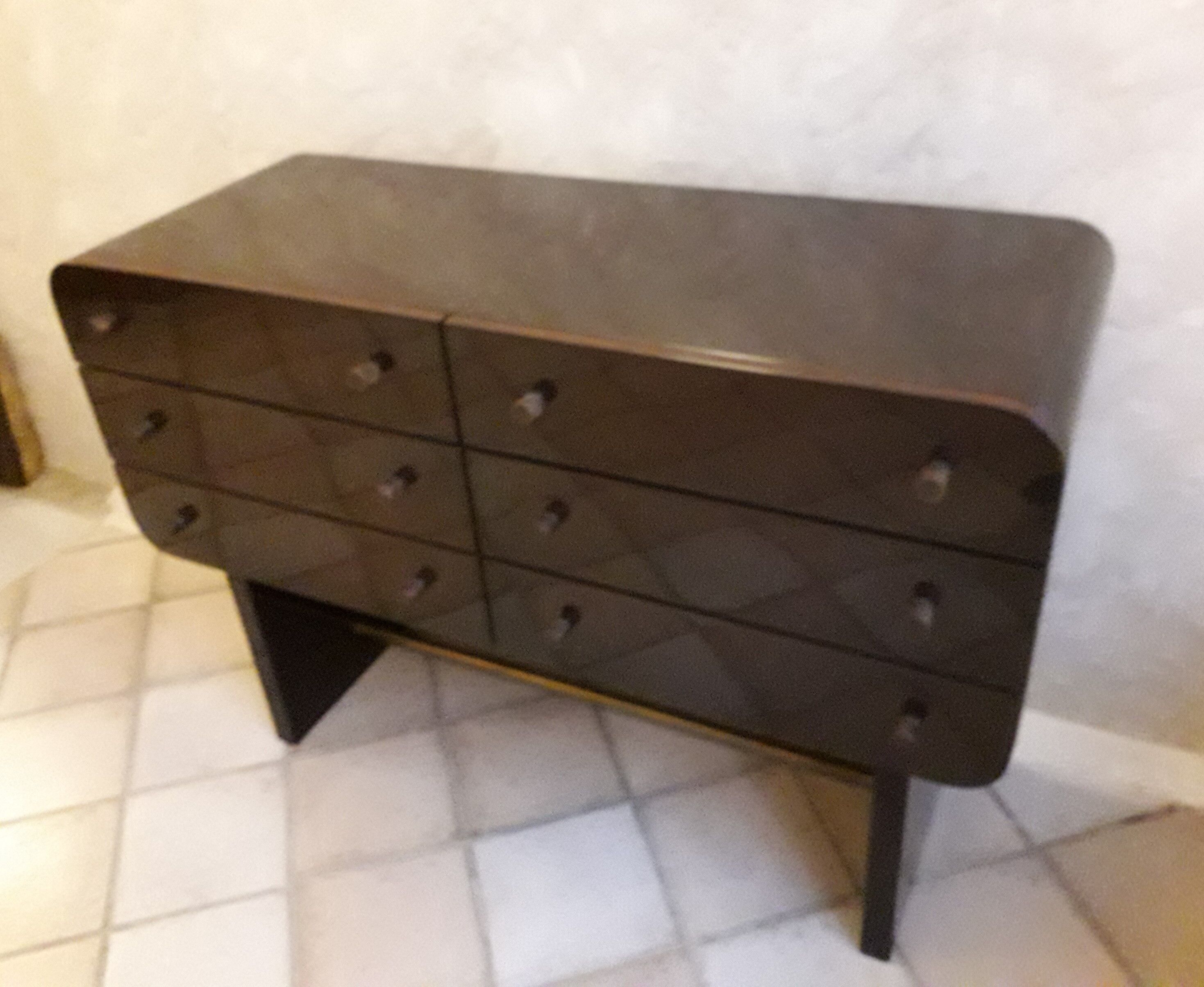 Chest of drawers
