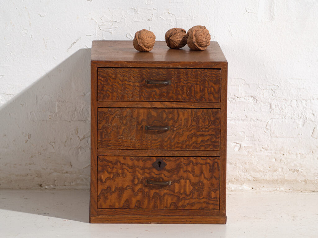 Petite commode ancienne japonaise – période Showa (c.1926-1945)
