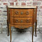 Commode galbée de style transition Louis XV/XVI en marqueterie et bronze