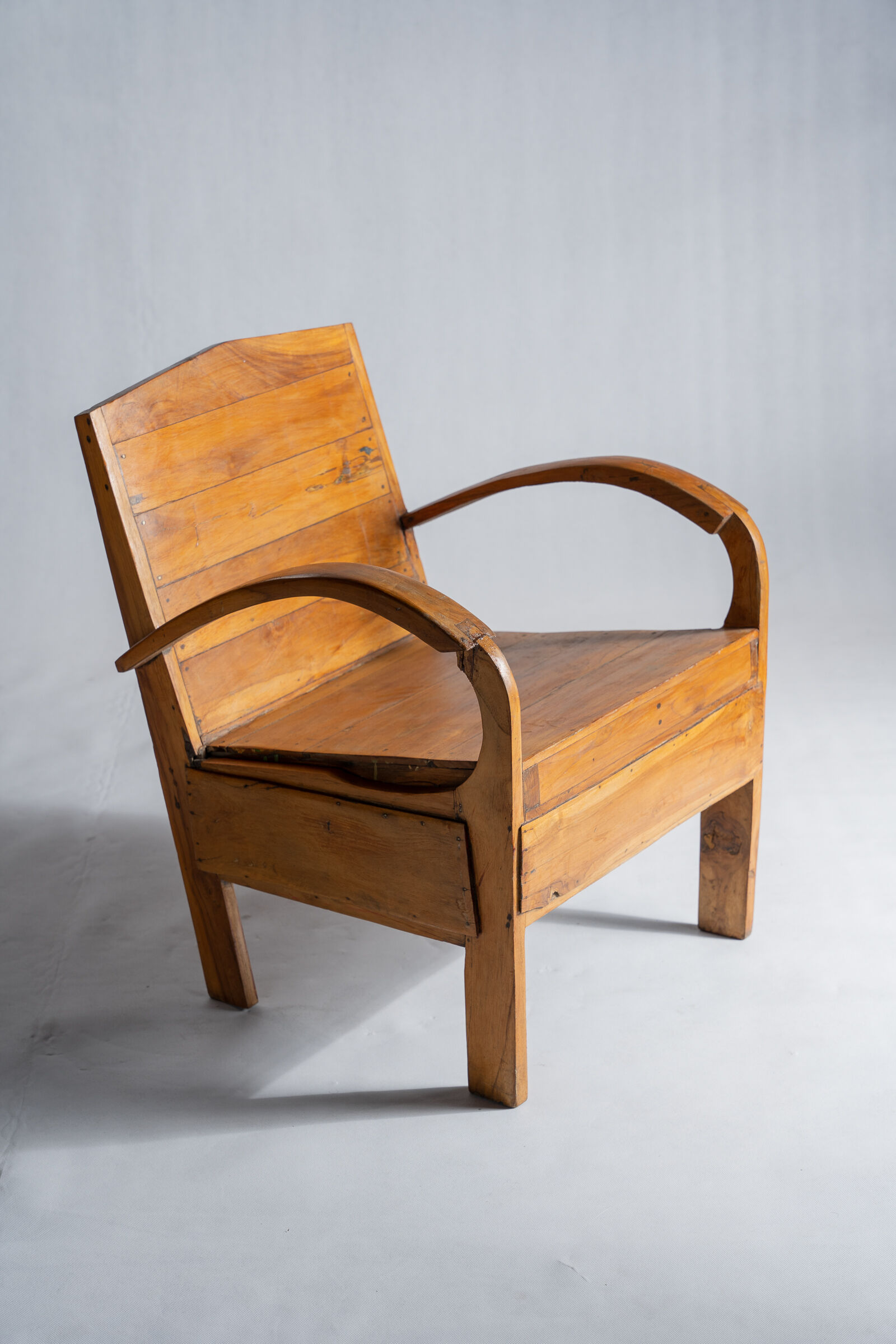 Fauteuil asiatique en lattes de bois upcyclé