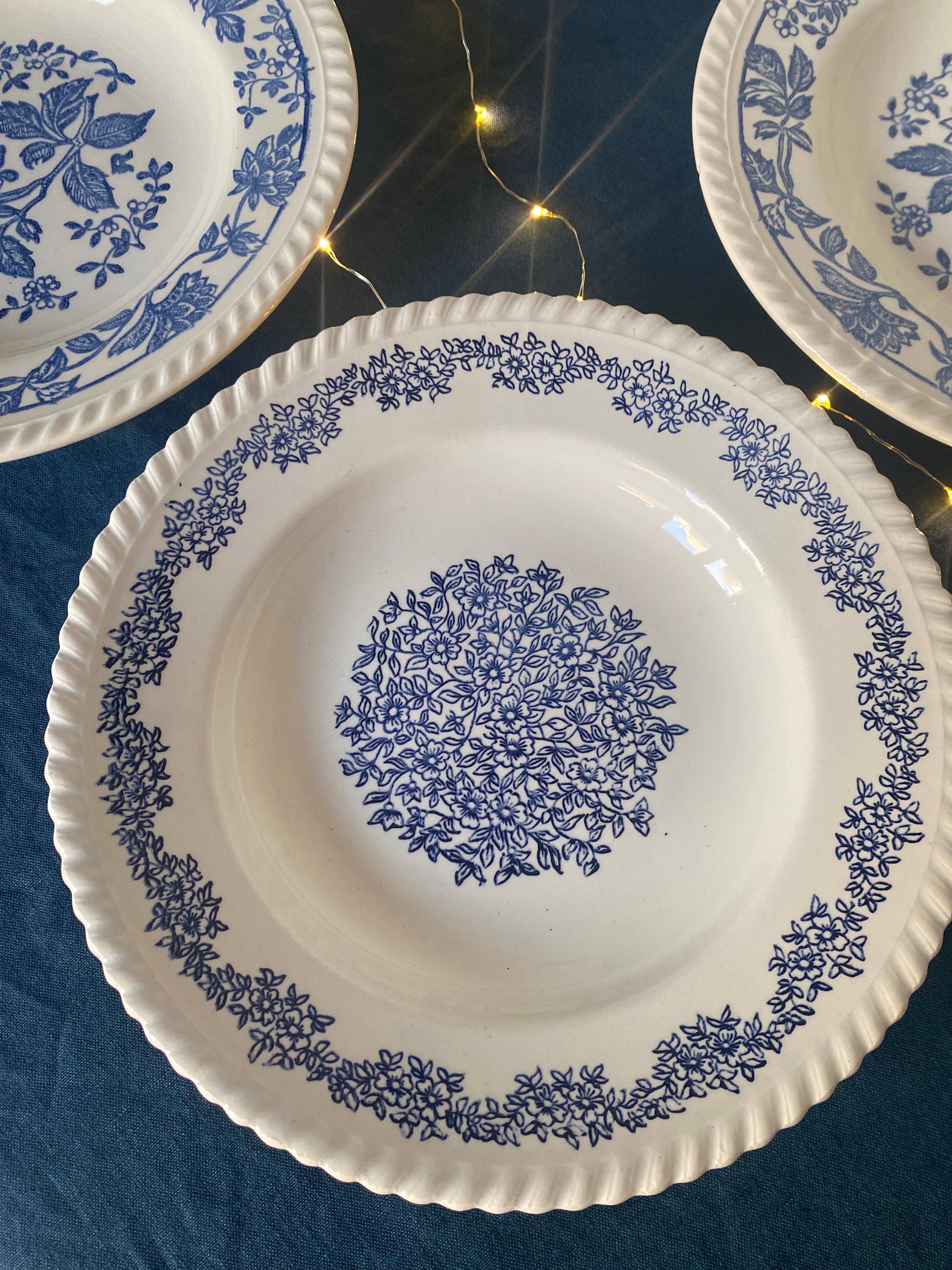 6 hollow plates with floral patterns