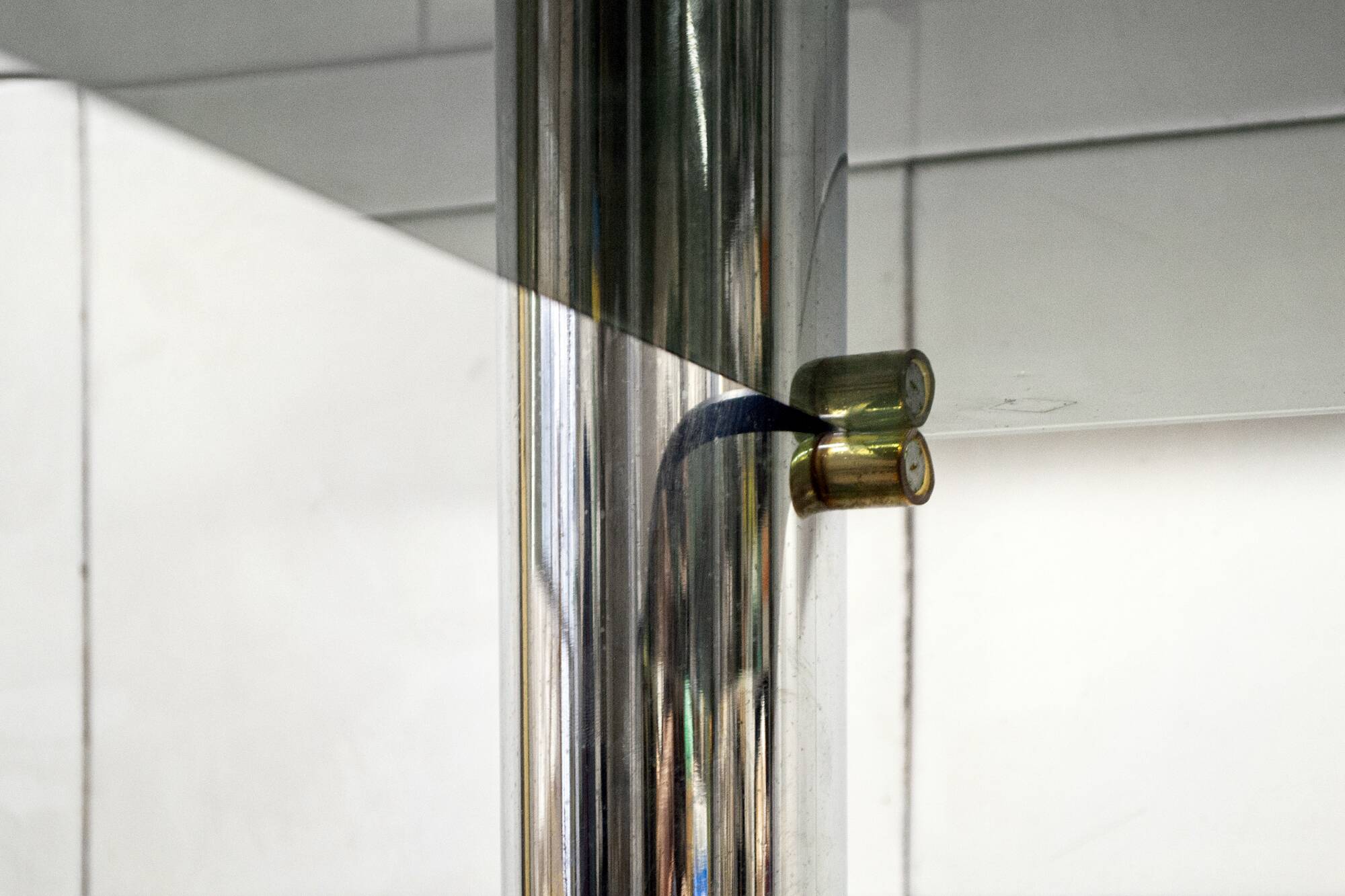 Libreria autoportante in acciaio cromato e vetro fumé, Italia, anni '70