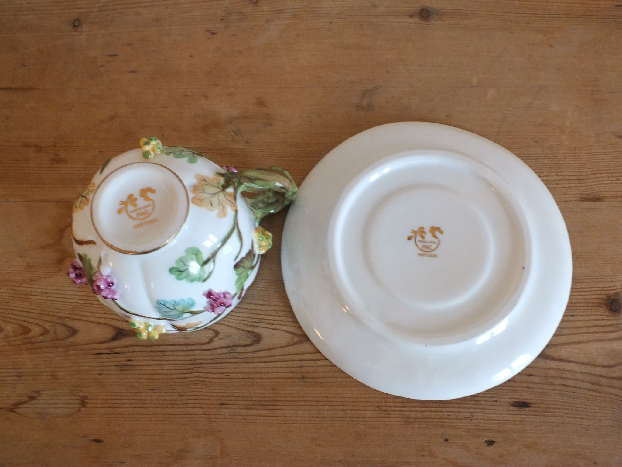 Cup n°1 CAP porcelanas Portugal insects and fruits in relief