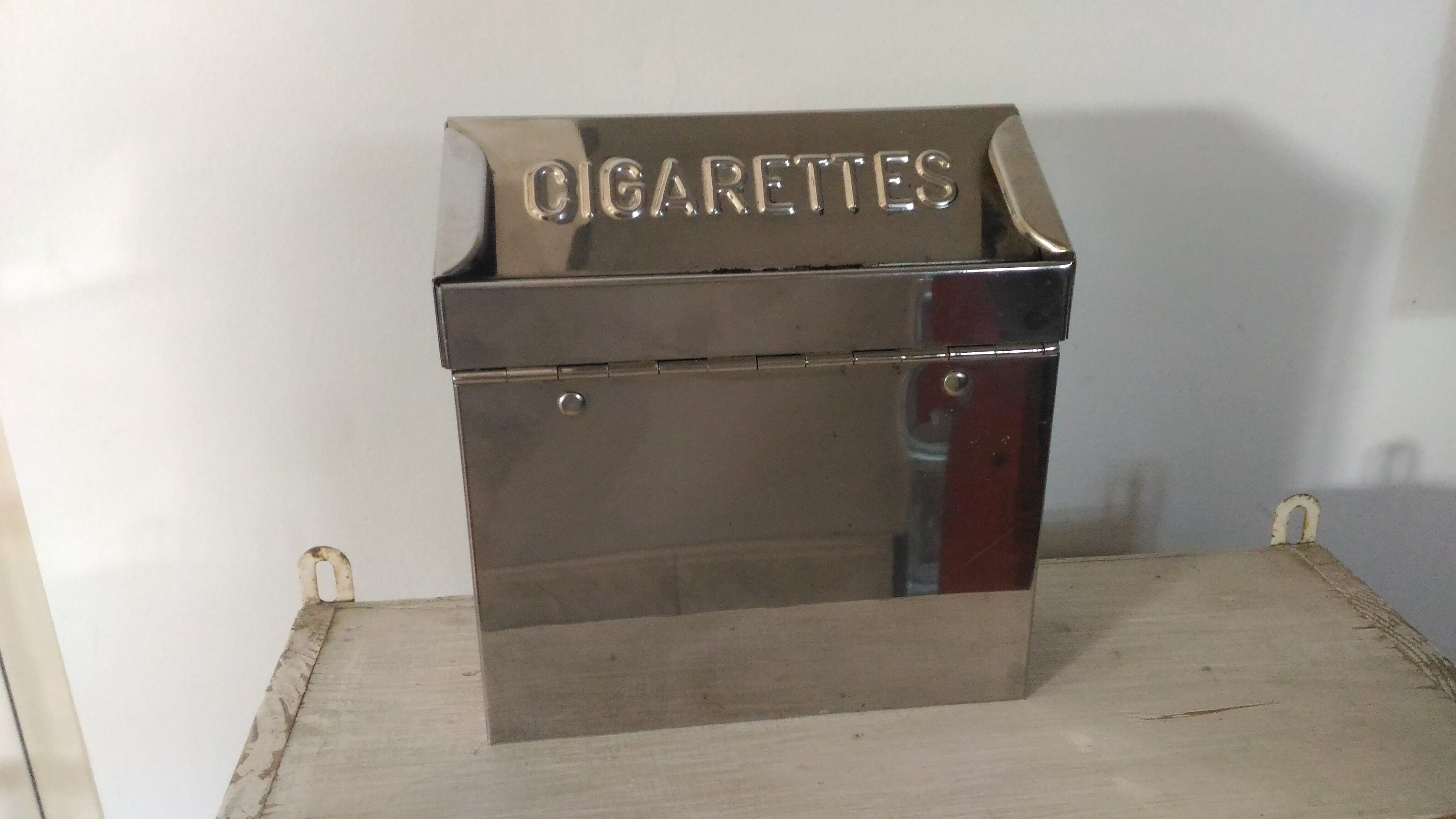 Wall ashtray