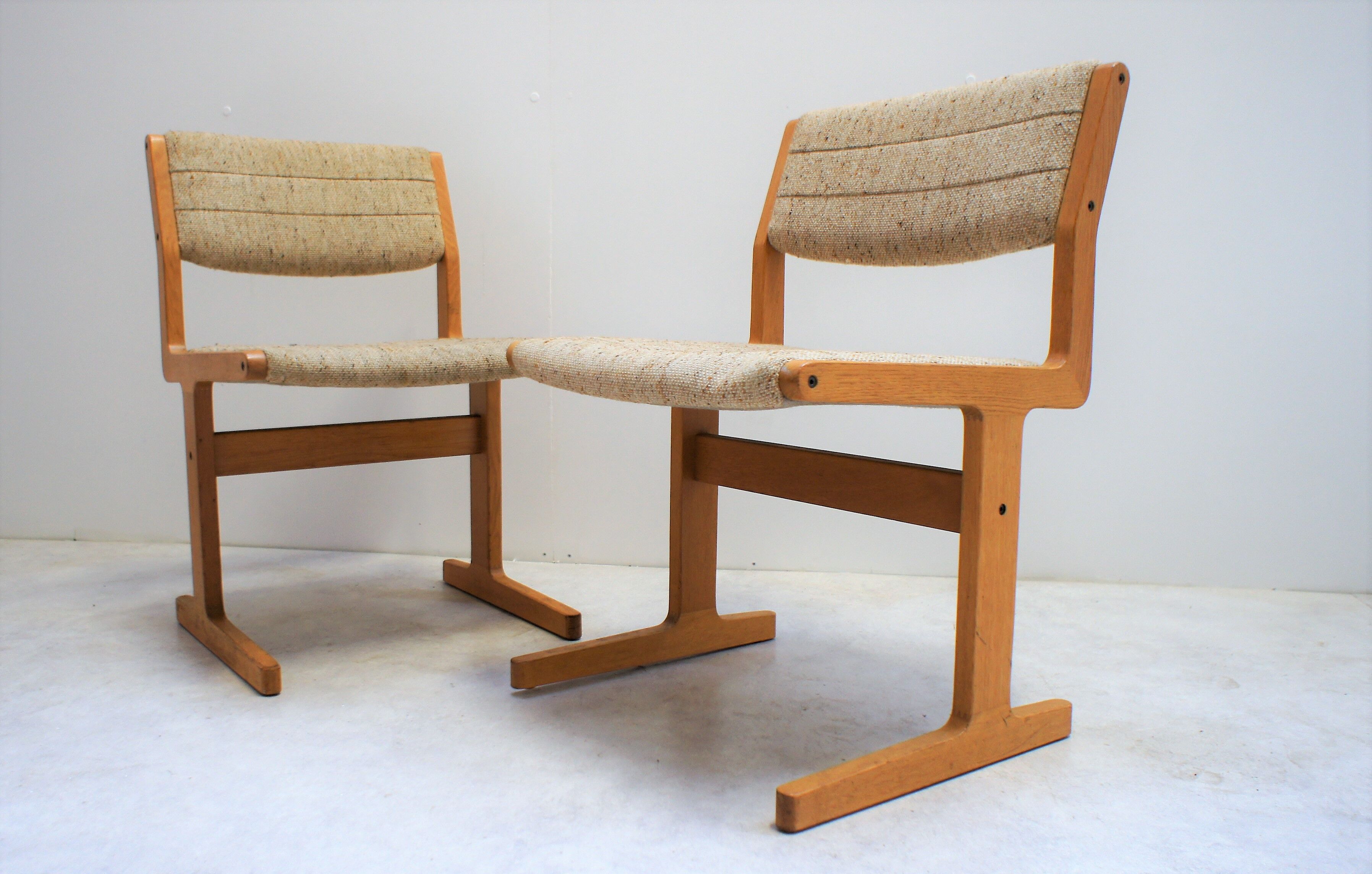 Series of 8 Scandinavian chairs in light oak by Domus Danica, Denmark