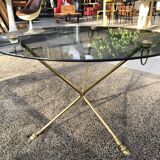 Table basse en verre et laiton pieds tripode en forme de sabot, 1970