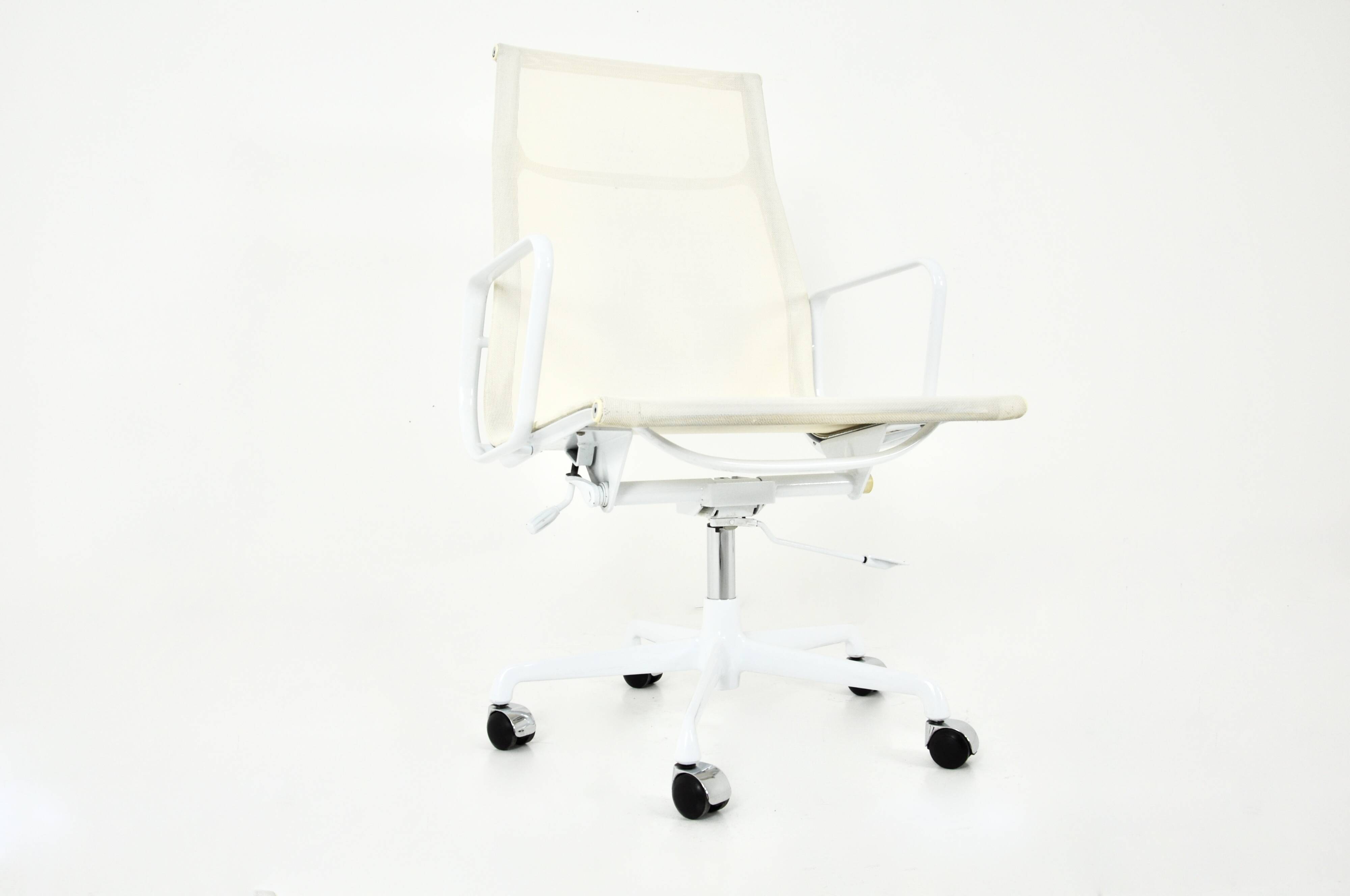 Office chair by Charles & Ray Eames for ICF, 1970
