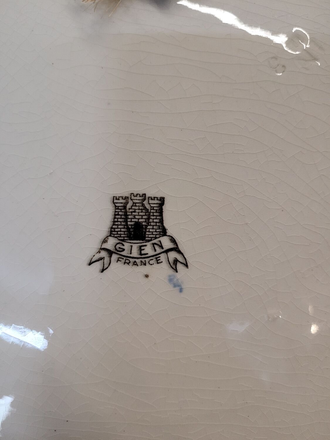 Hollow dish of Gien with Renaissance decoration