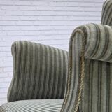 Fauteuil danois des années 1960, revêtement en velours vert, pieds en chêne.