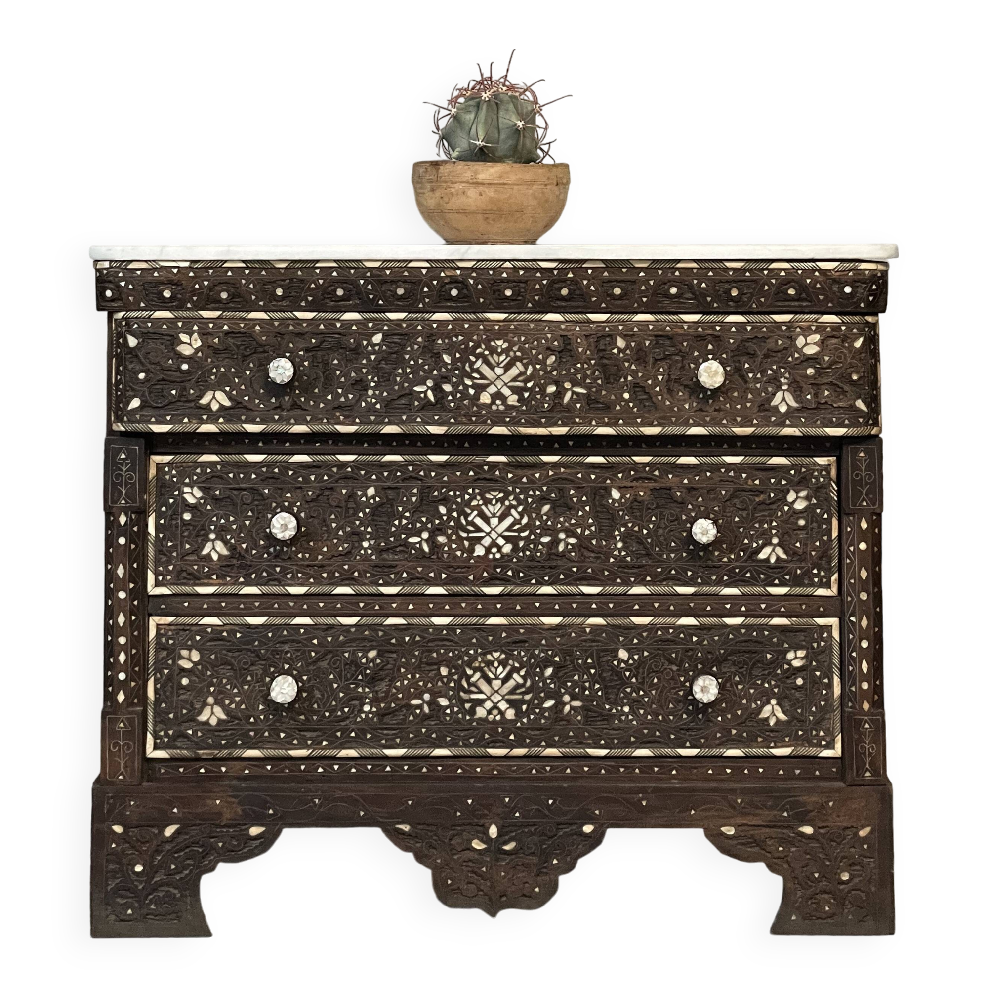 Coffre de mariage syrien avec incrustations de nacre et plateau en marbre, milieu du siècle