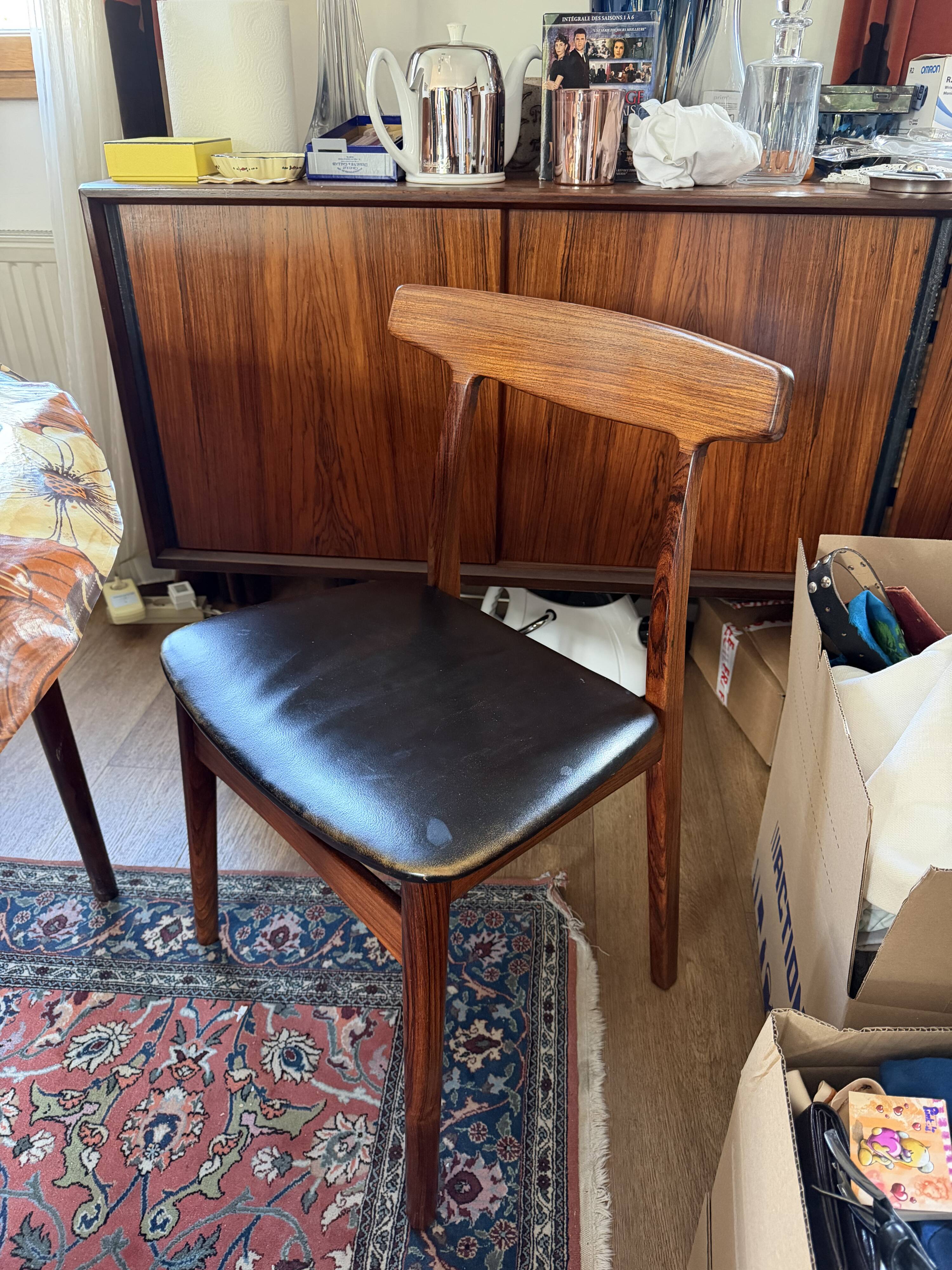 Dining table and 4 chairs in rosewood from the 60s/70s.