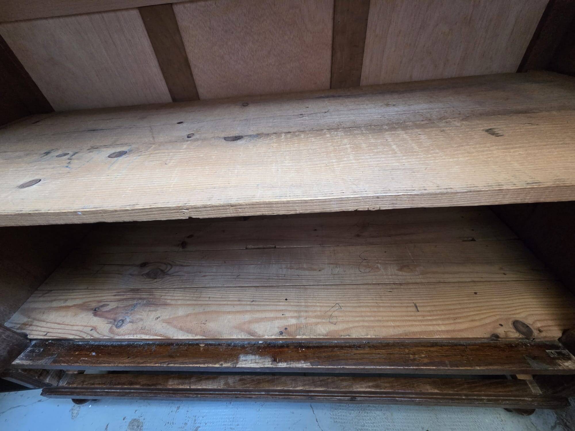 Meuble de rangement vintage en bois massif - élégance et authenticité