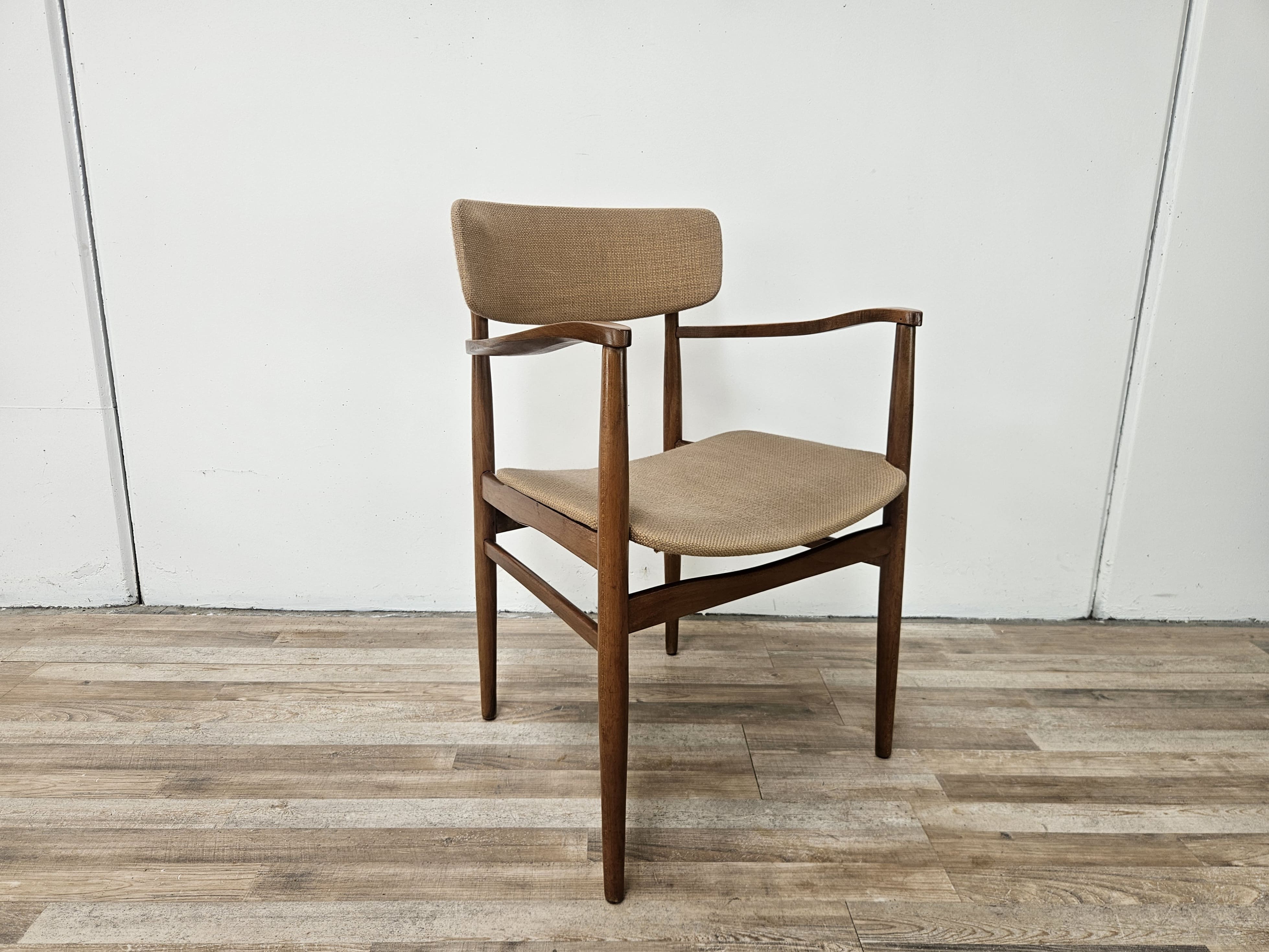 Fauteuil suédois en bois et tissu marron