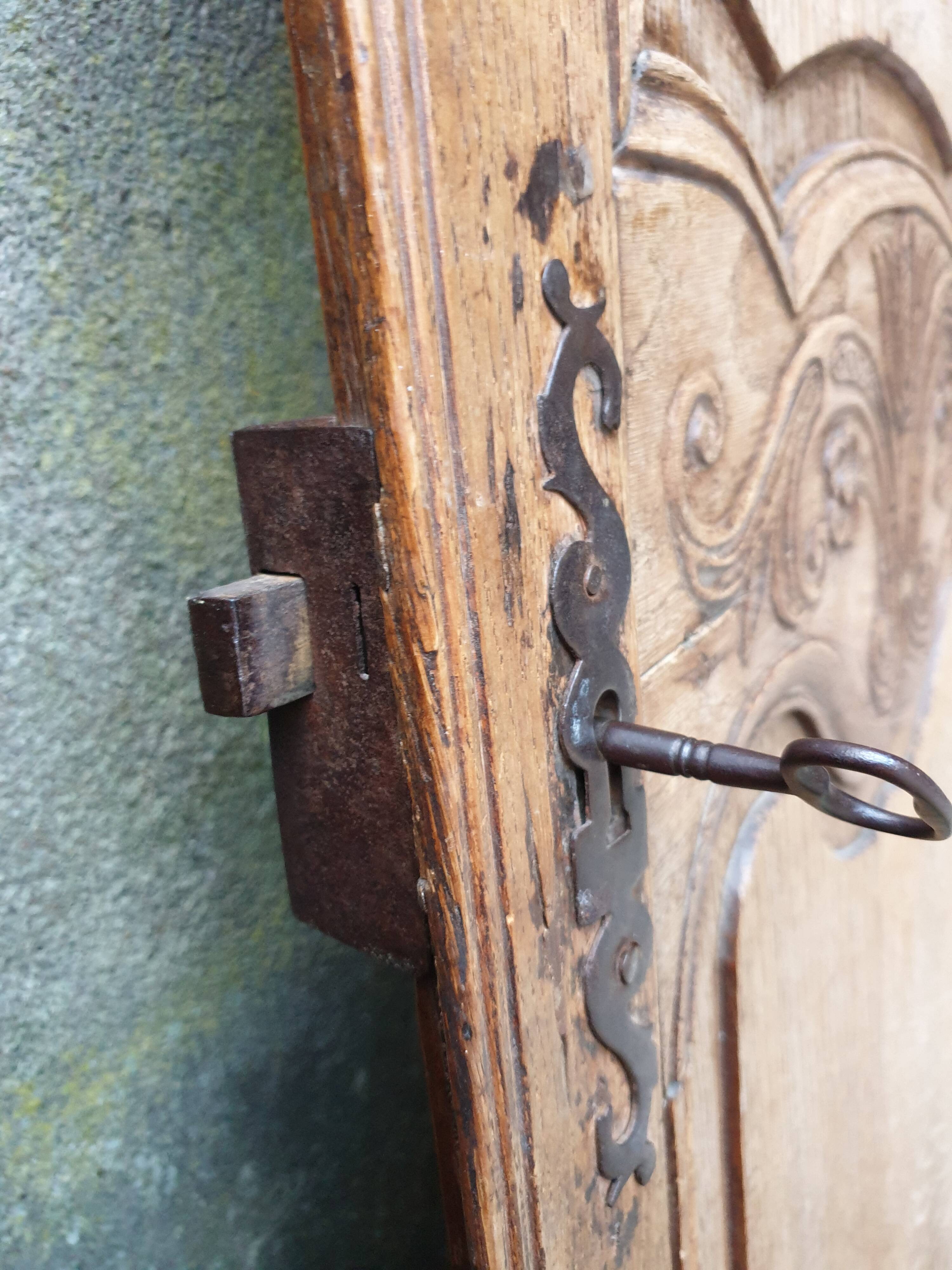 Double portes anciennes de placard