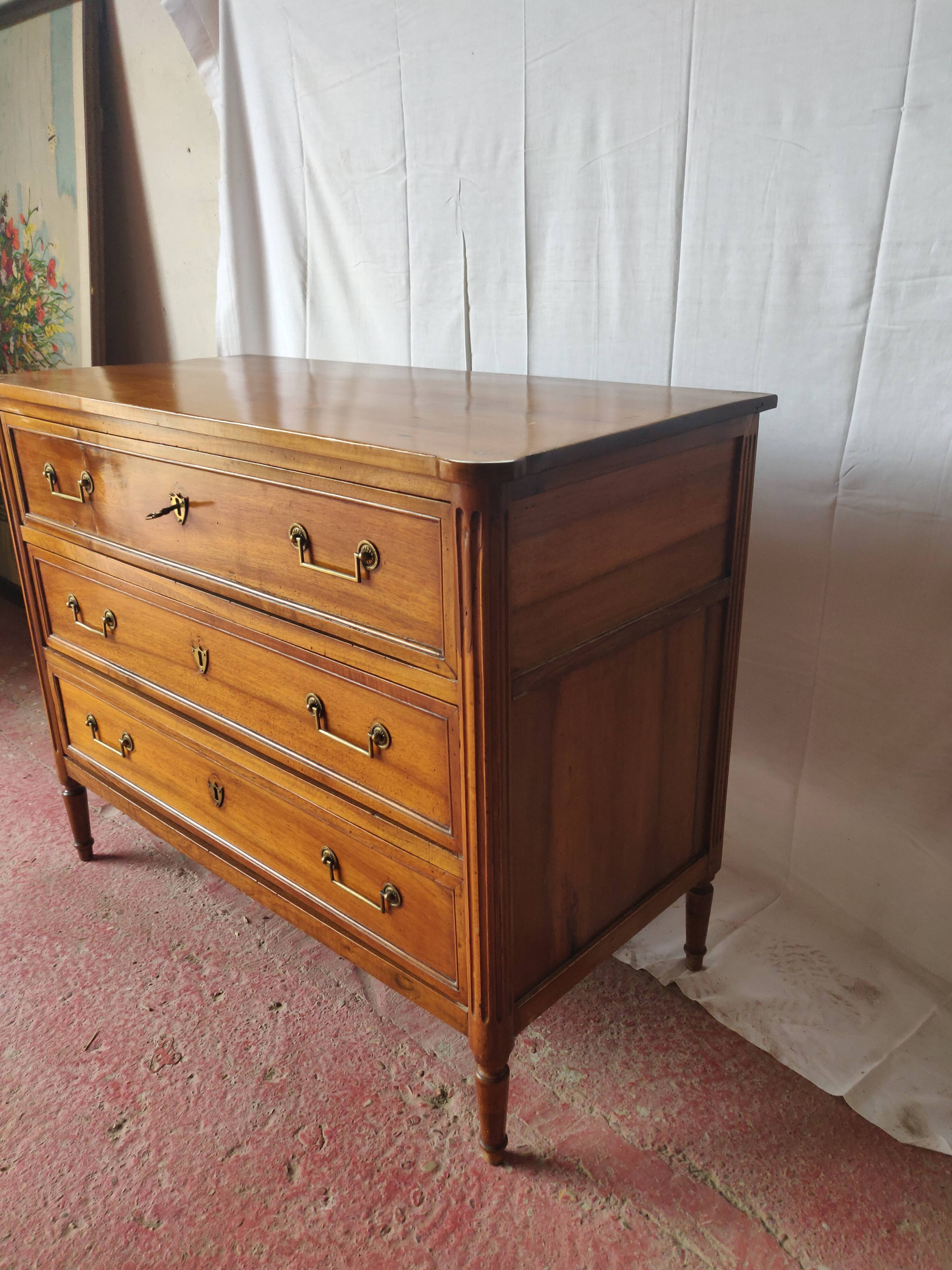 Commode d'appartement style Louis XVl noyer