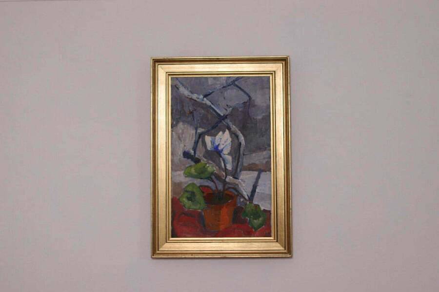 Original Swedish oil on canvas – “Winter Cyclamen” by Majken Bergvin (1922–2012) – 1965 – vintage & framed – 62 × 43 cm