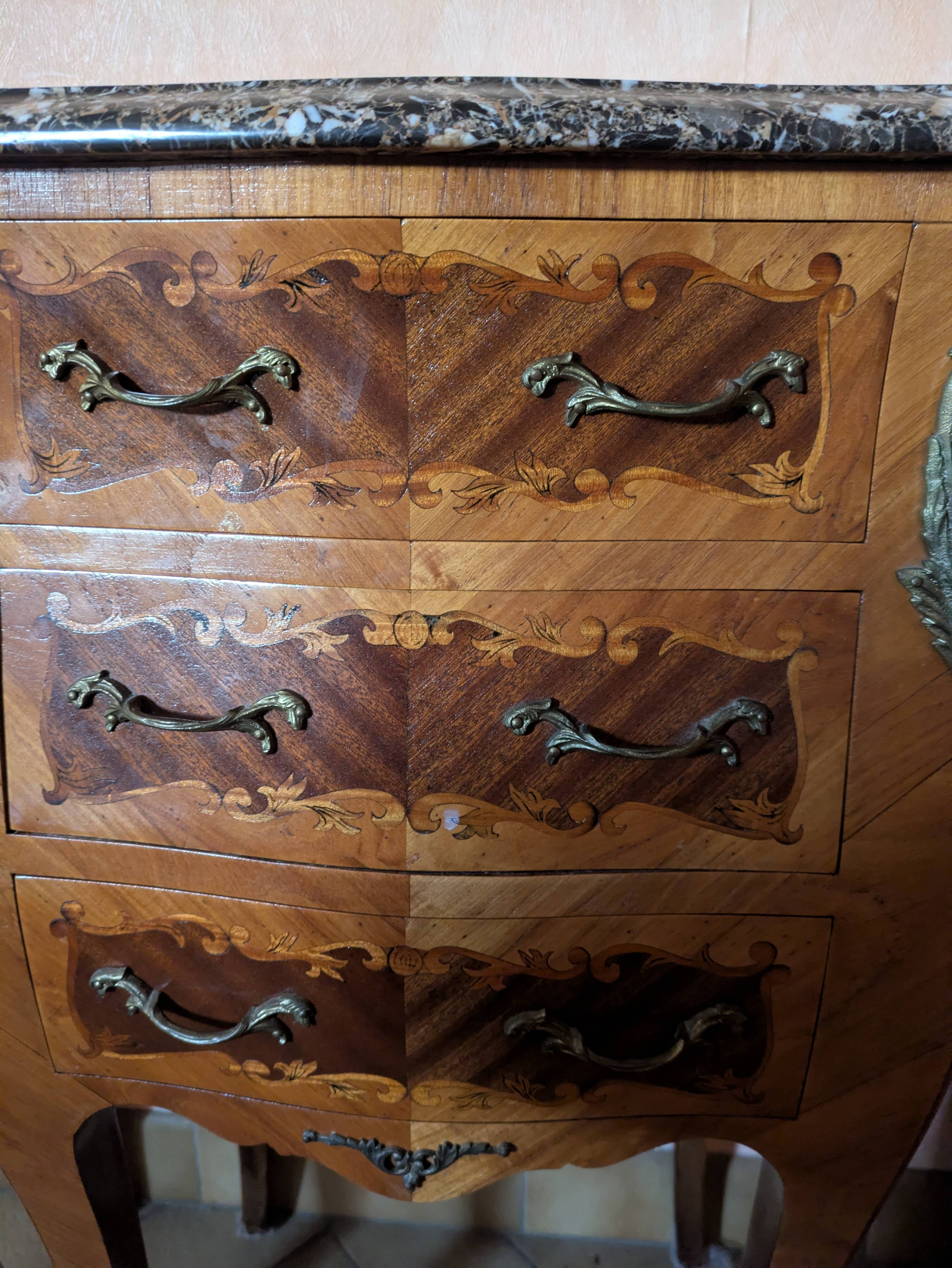 Paire de tables de chevet de style Louis XV