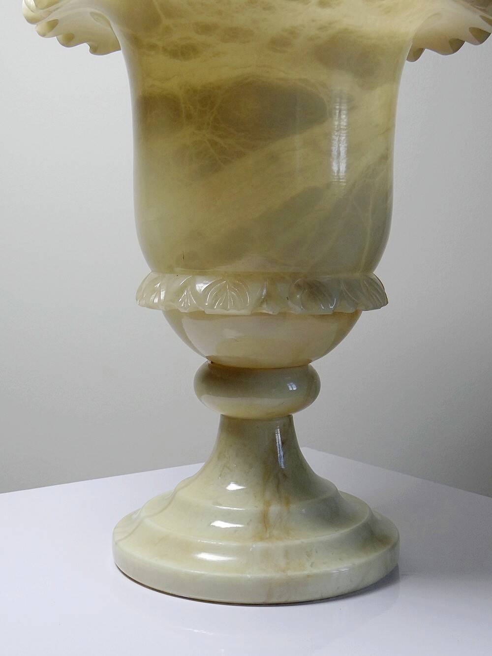 Large Medici vase in alabaster/yellowish marble, Belle Époque style