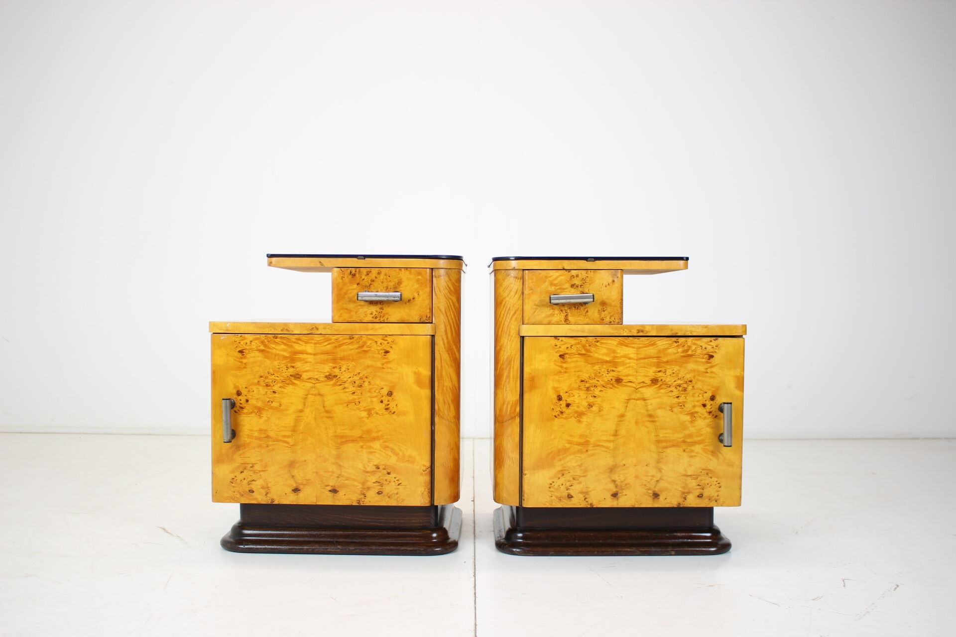 Ensemble de deux tables de chevet conçues par Jindřich Halabala pour UP závody, années 1950.