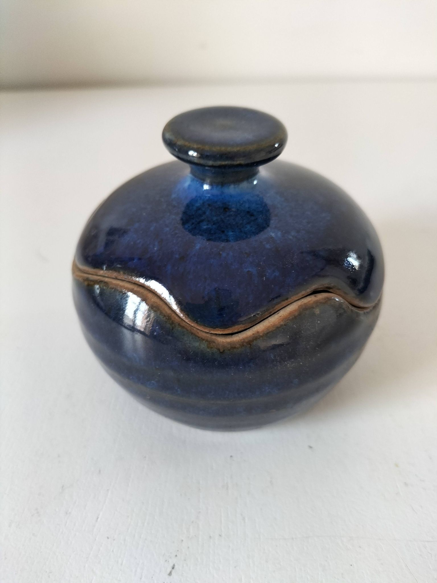 Boîte en grès émaillé bleu nuit – pièce d’atelier, signée