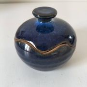 Boîte en grès émaillé bleu nuit – pièce d’atelier, signée