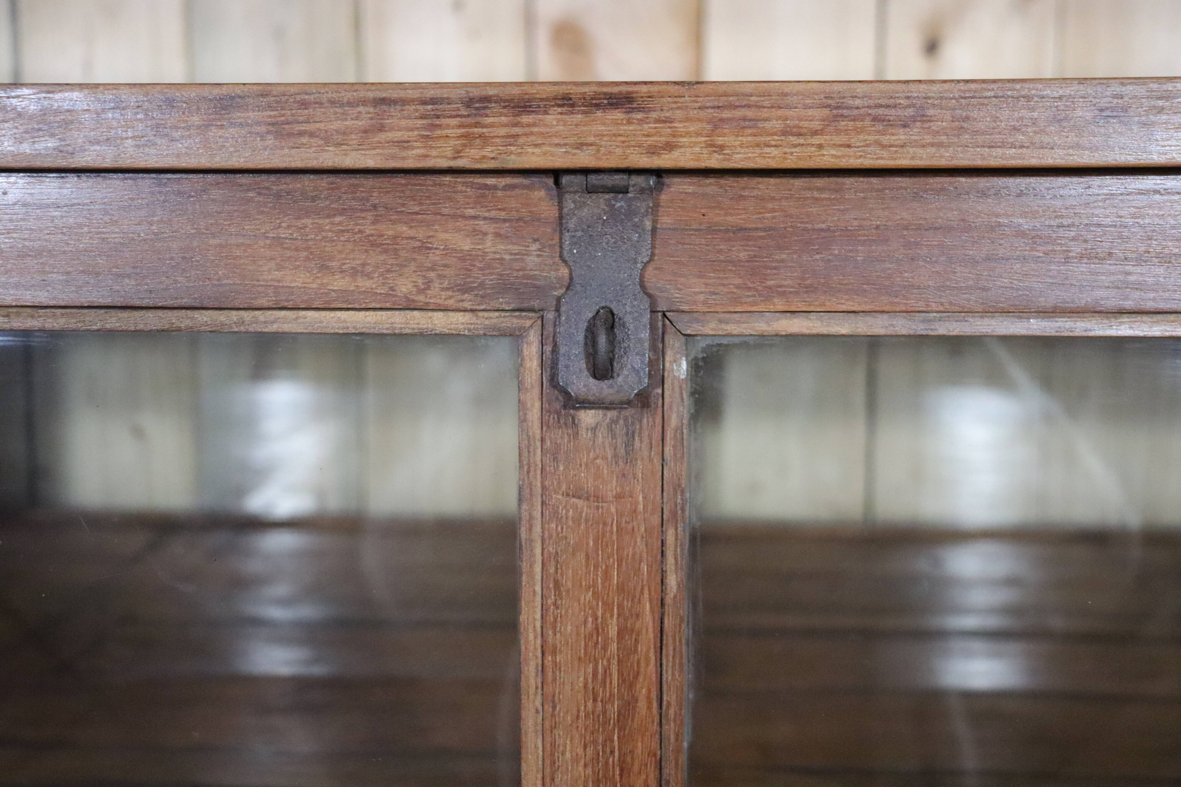 Ancienne vitrine/présentoir de magasin en pin