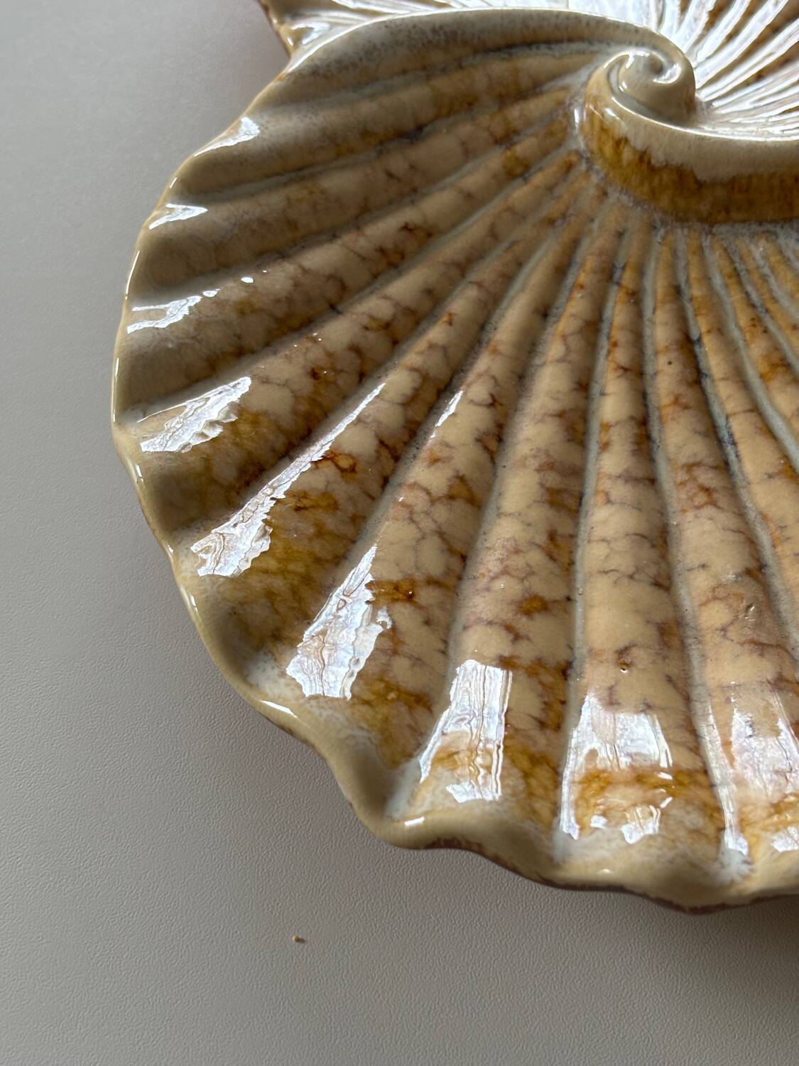 Ceramic shell-shaped trinket tray