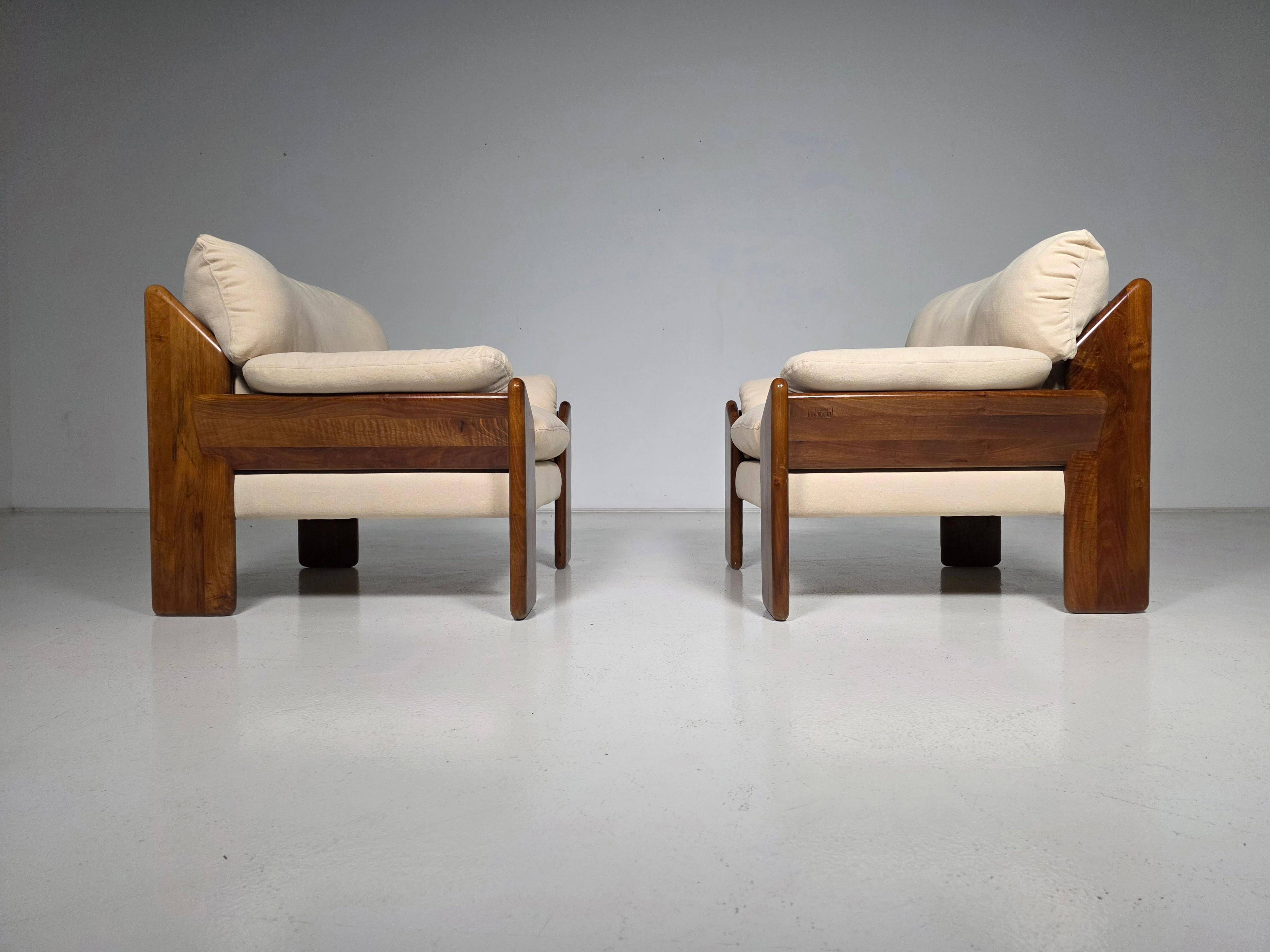 Mid-century walnut "Sapporo" armchairs by Mario Marenco for Mobil Girgi, 1970.