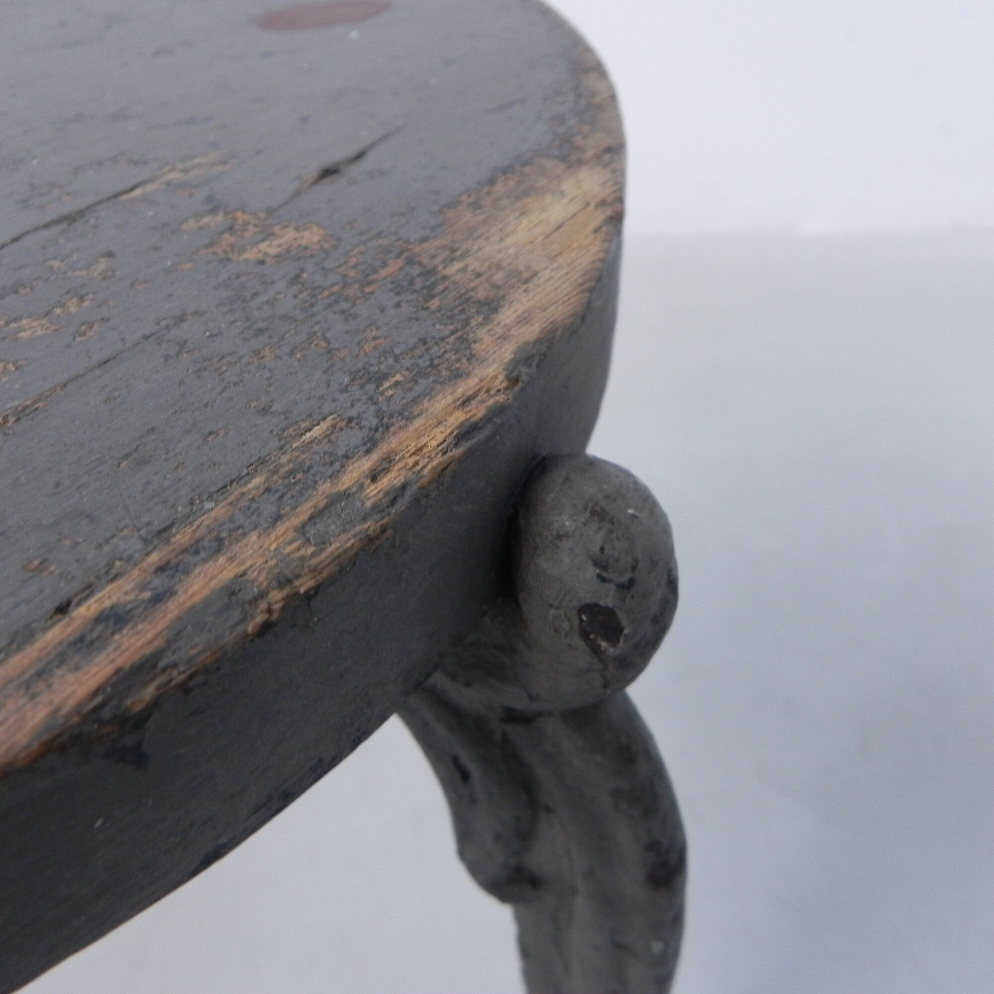 Art Nouveau stool on 3 cast iron legs
