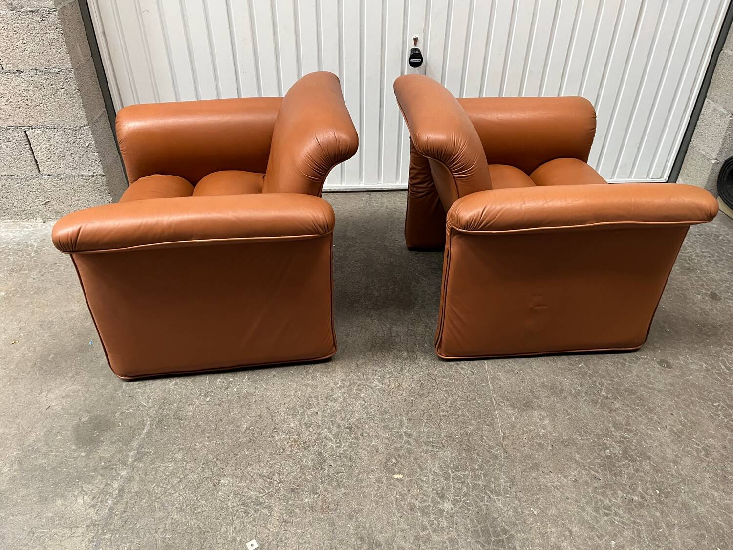 Paire fauteuils cuir design italien
