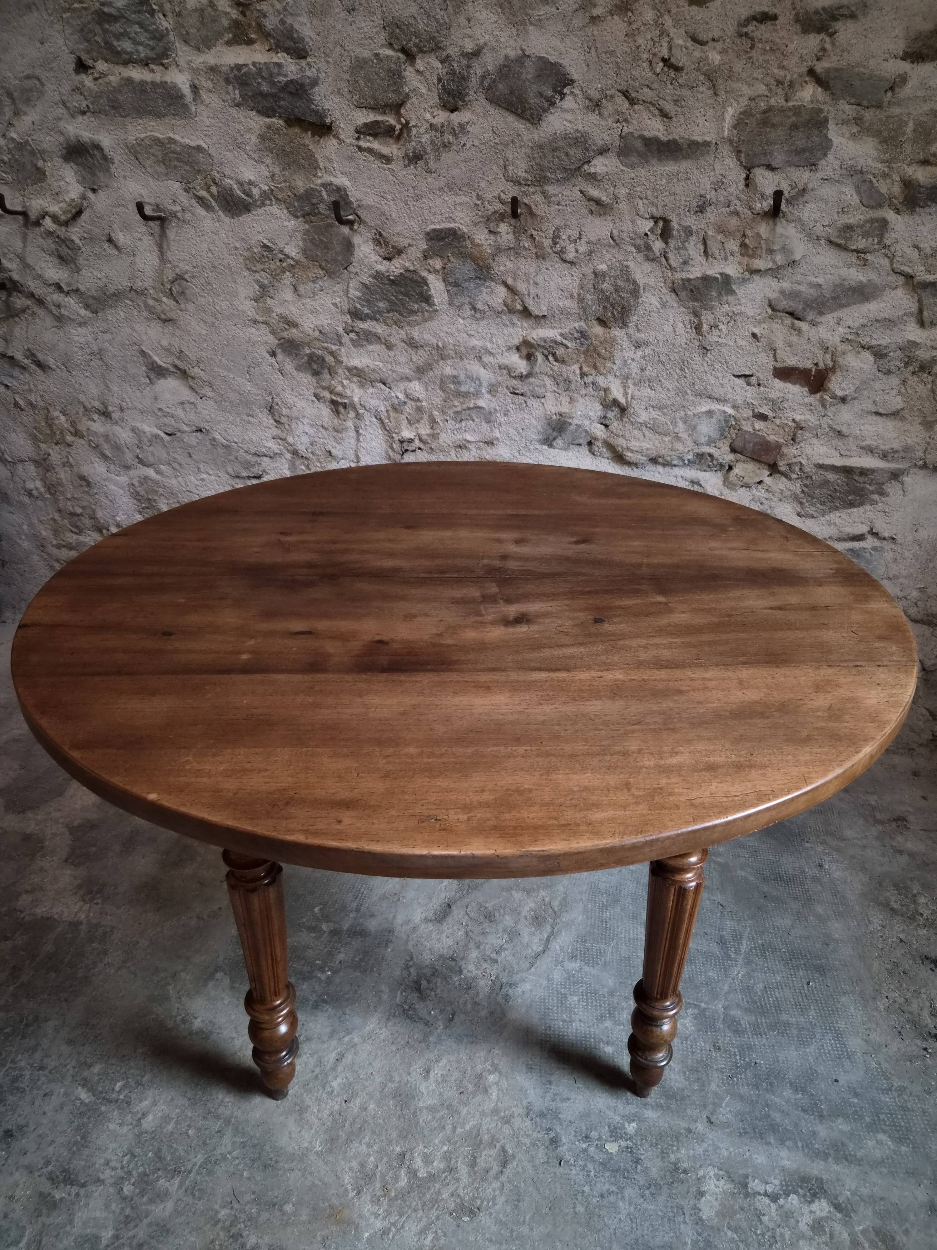 French antique round dining table in walnut, circa 1880–1900.