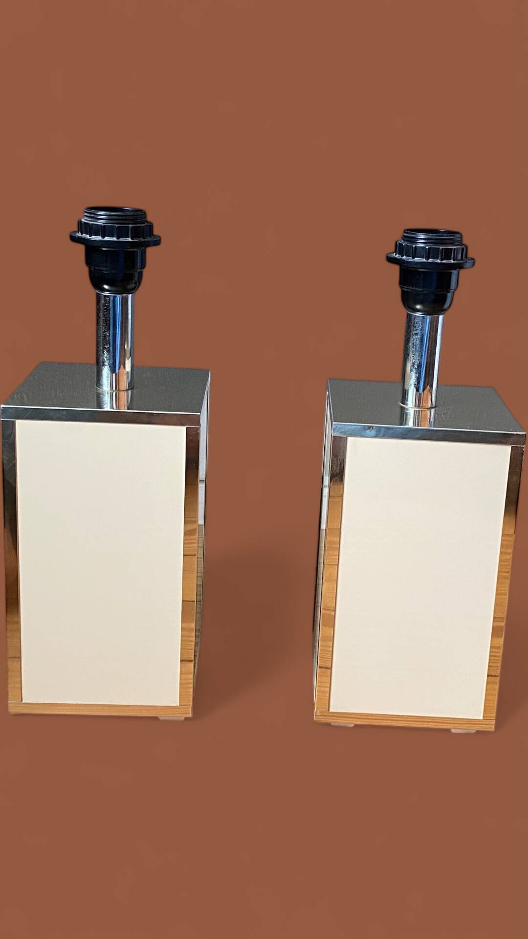 Pair of lamp bases in gilt metal and cream lacquer, Hollywood Regency style, 1970