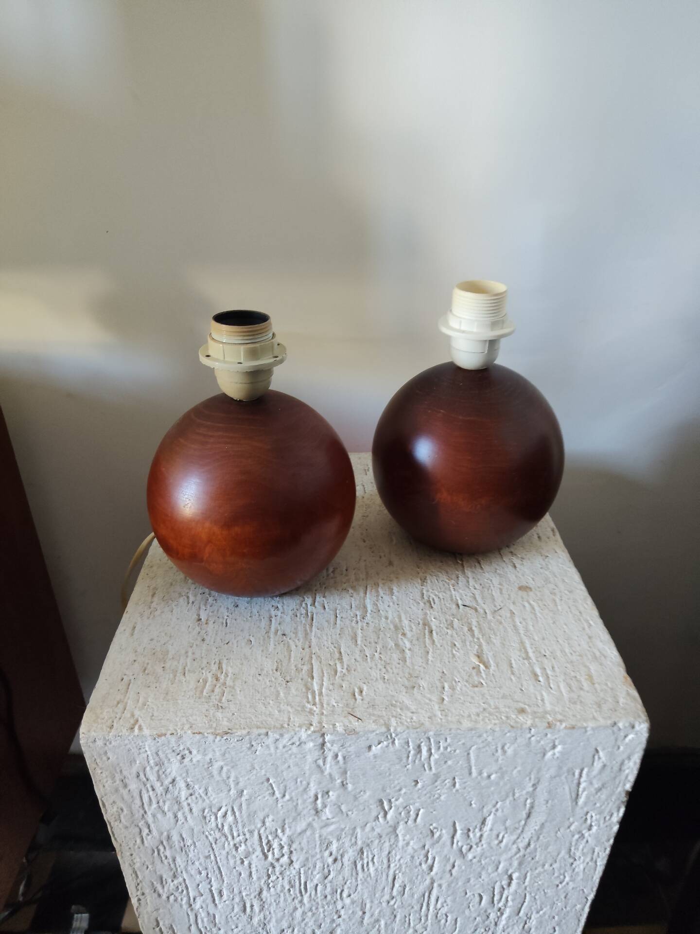 2 wooden lamp bases