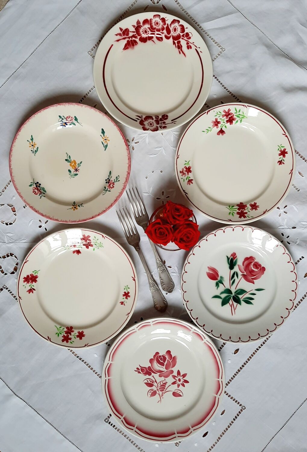 Flat plates in earthenware