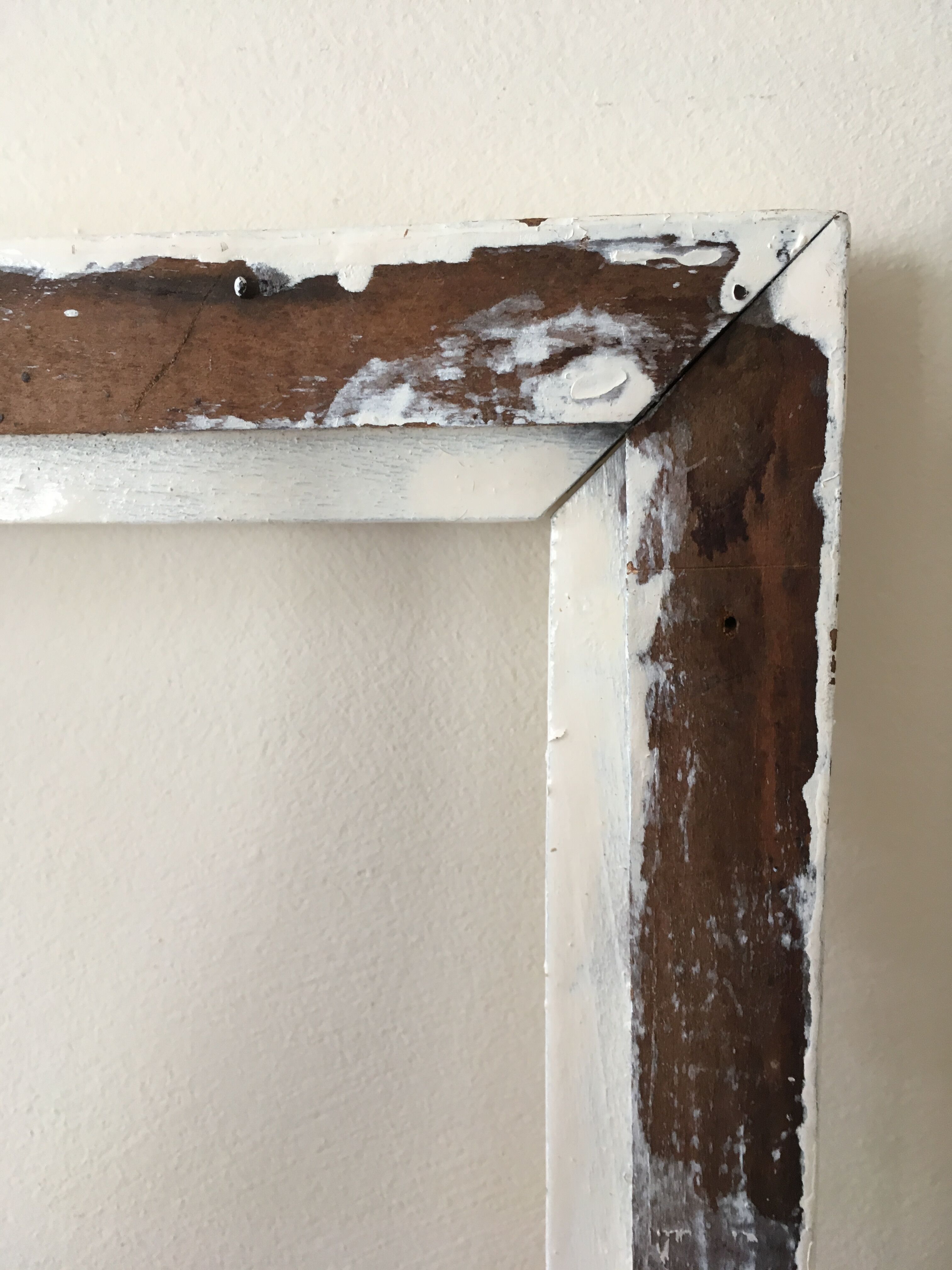 Set of 2 wooden frames of white color