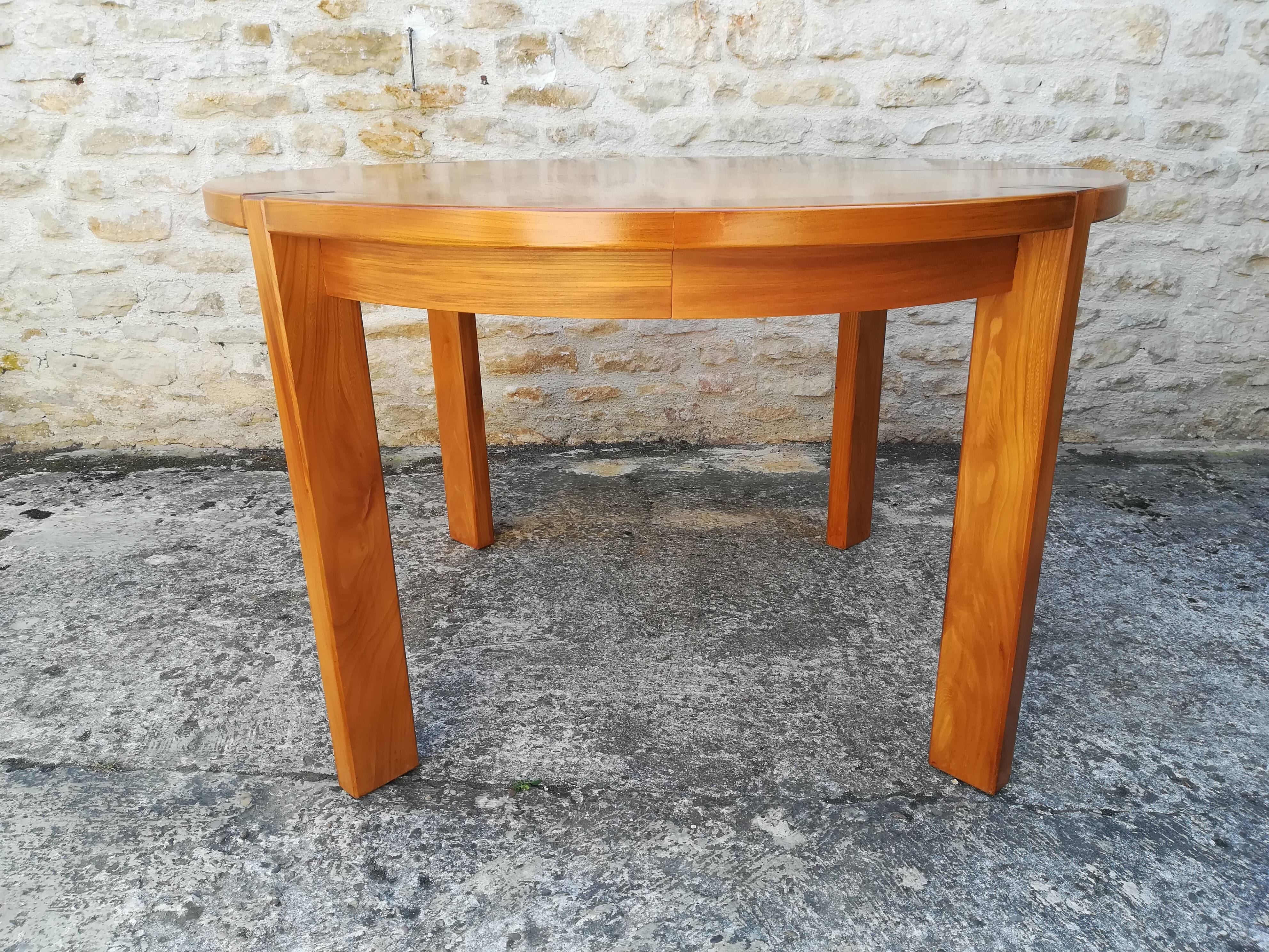 House Regain elm table with two extensions