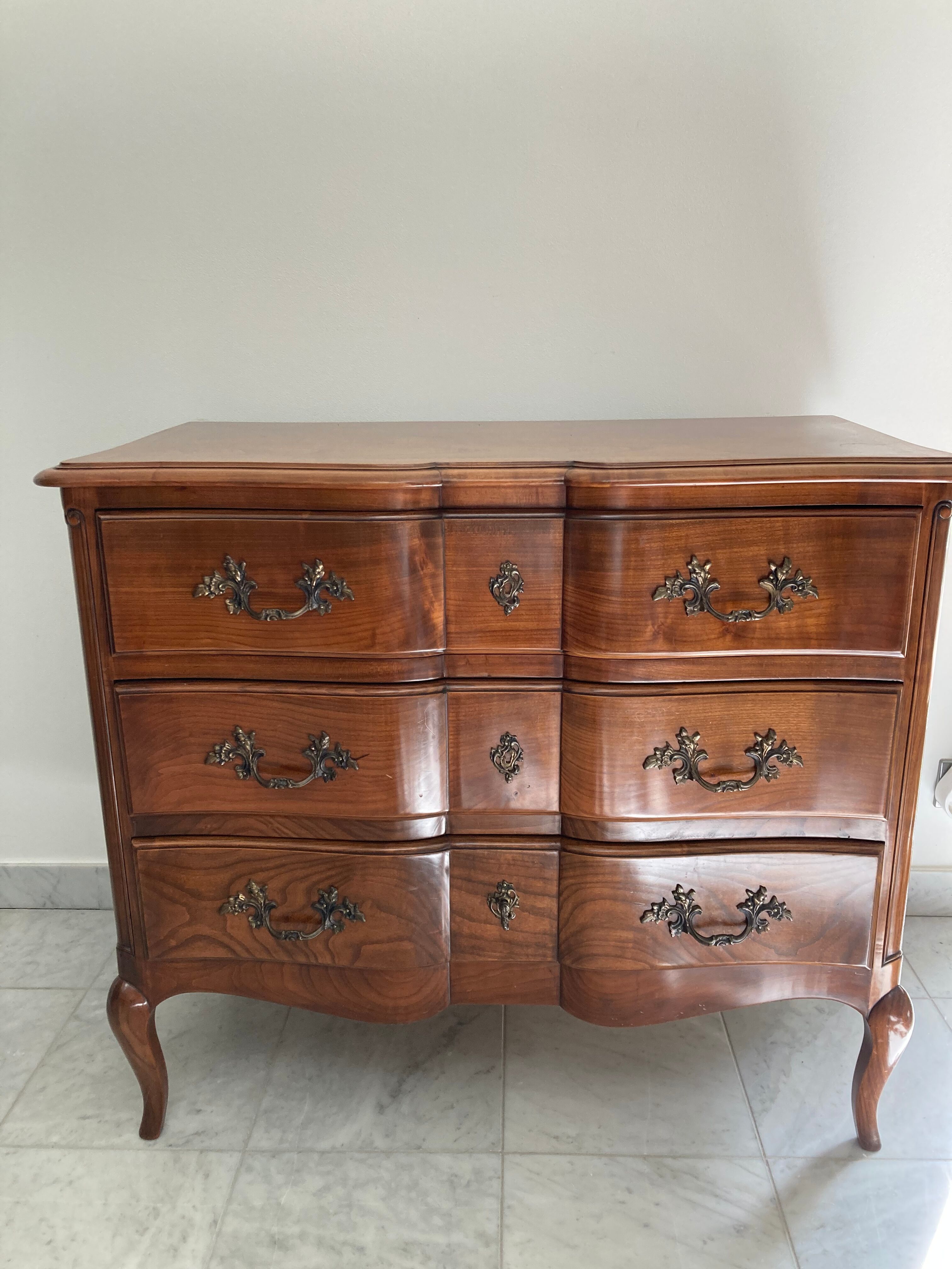 Style chest of drawers