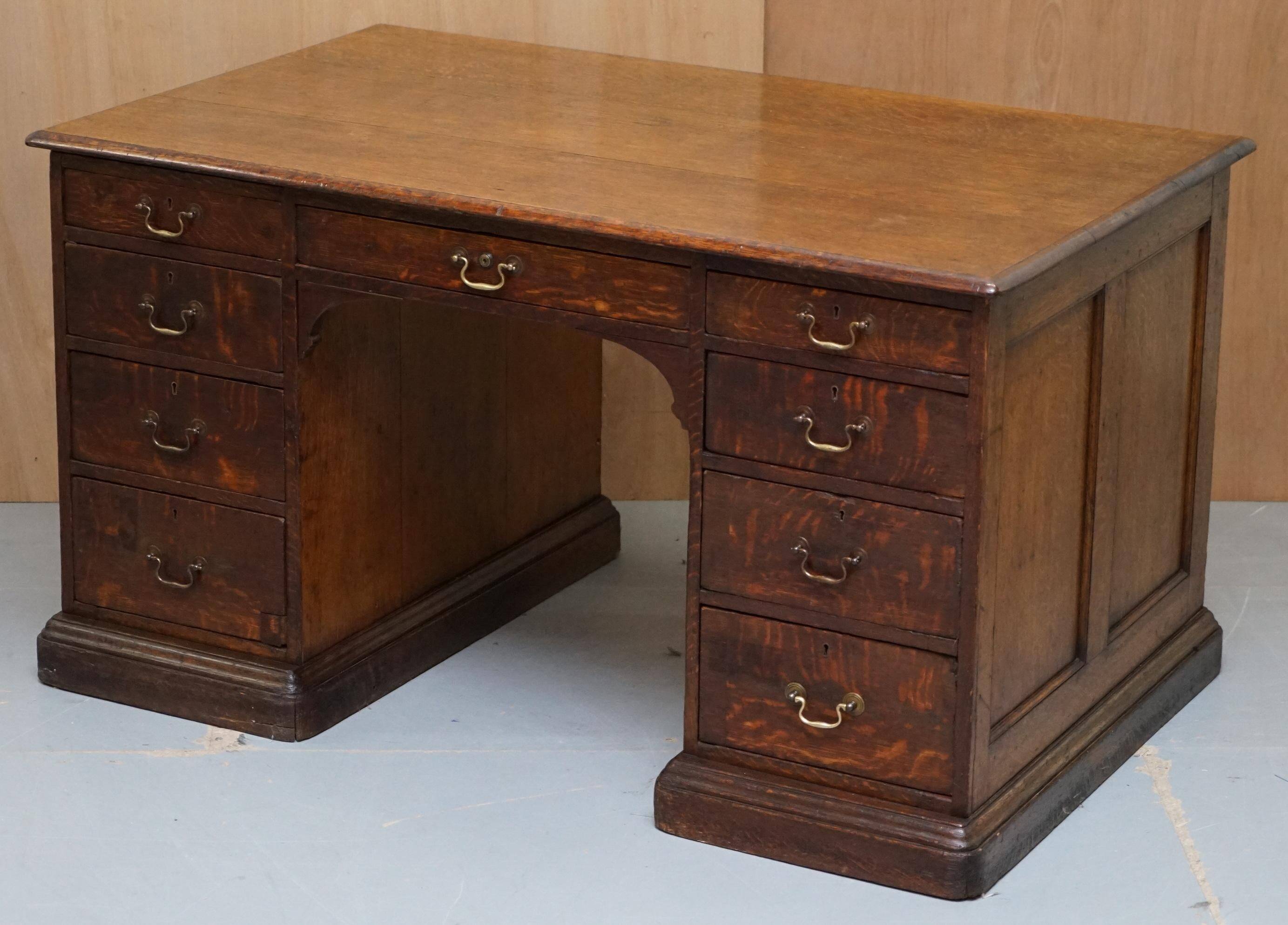 Bureau partenaire double face à deux caissons Gillows Lancaster chêne moucheté