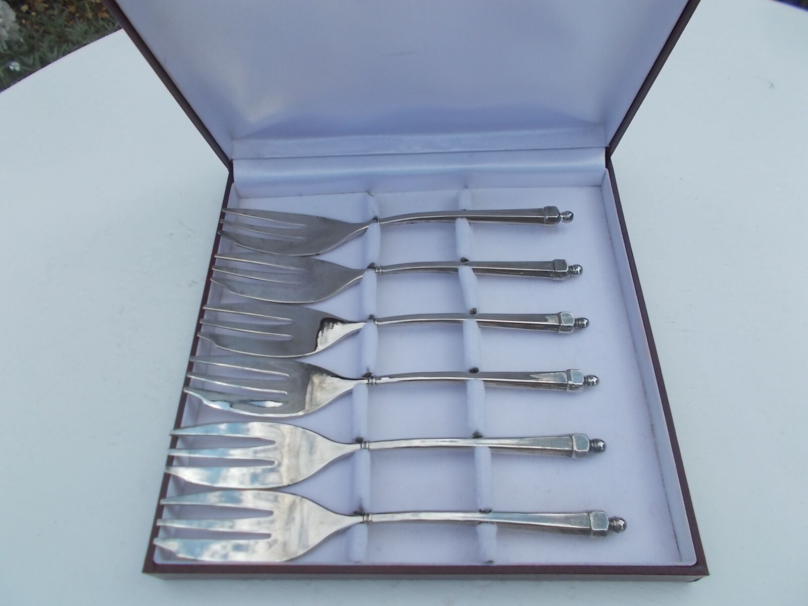 6 cake forks in a box