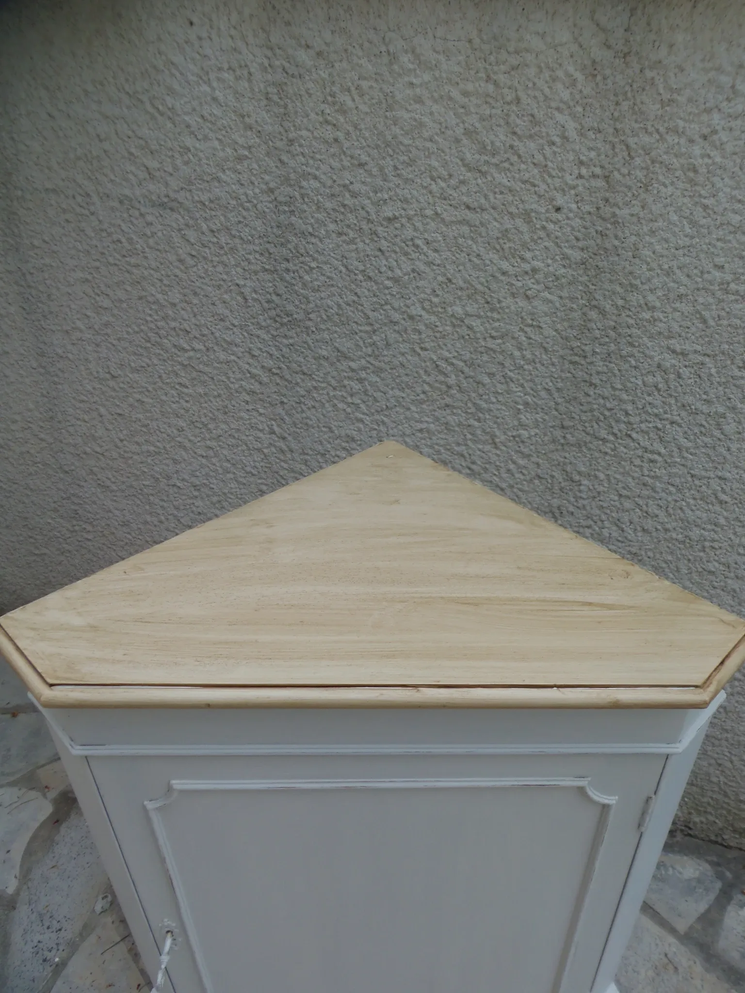 Vintage English corner cabinet enhanced in pearl grey, wooden top.