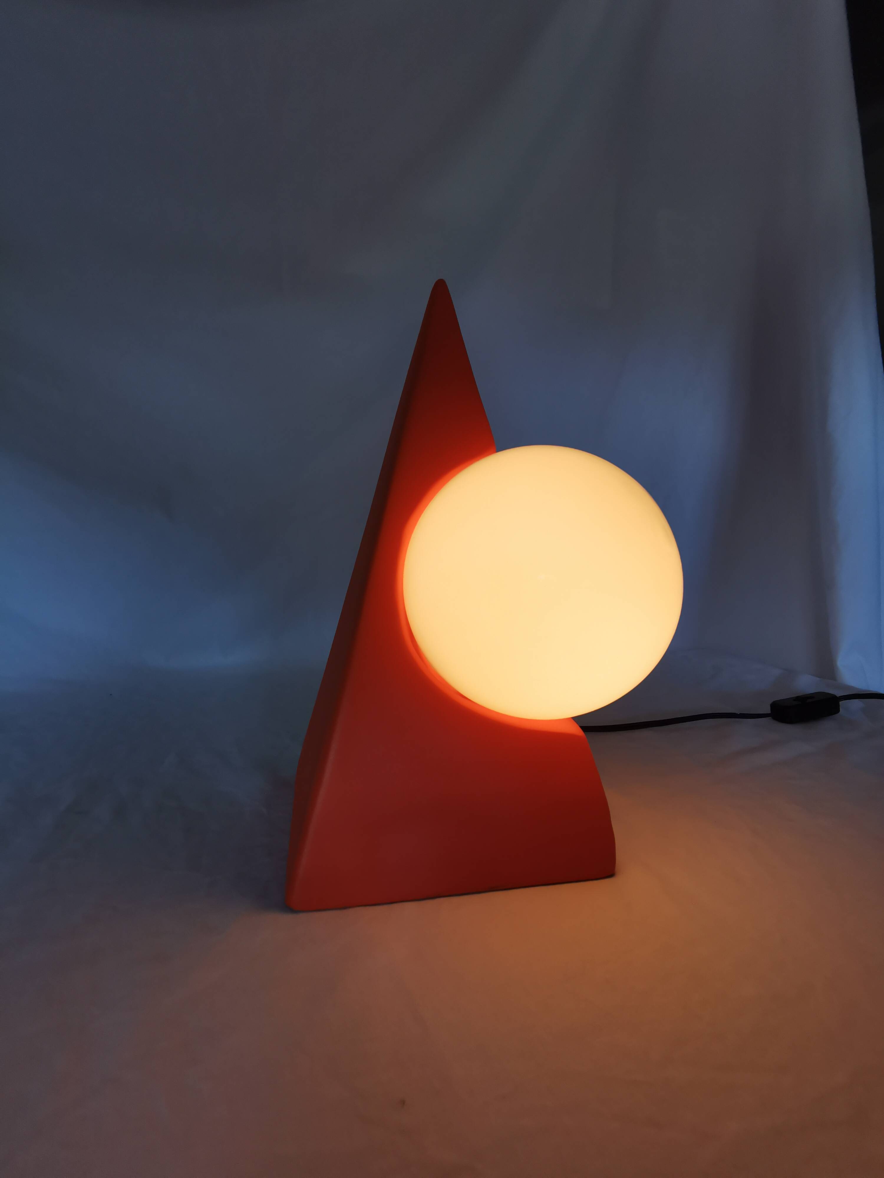 Lampe pyramide céramique, sphère en opaline, postmoderne, 1970.