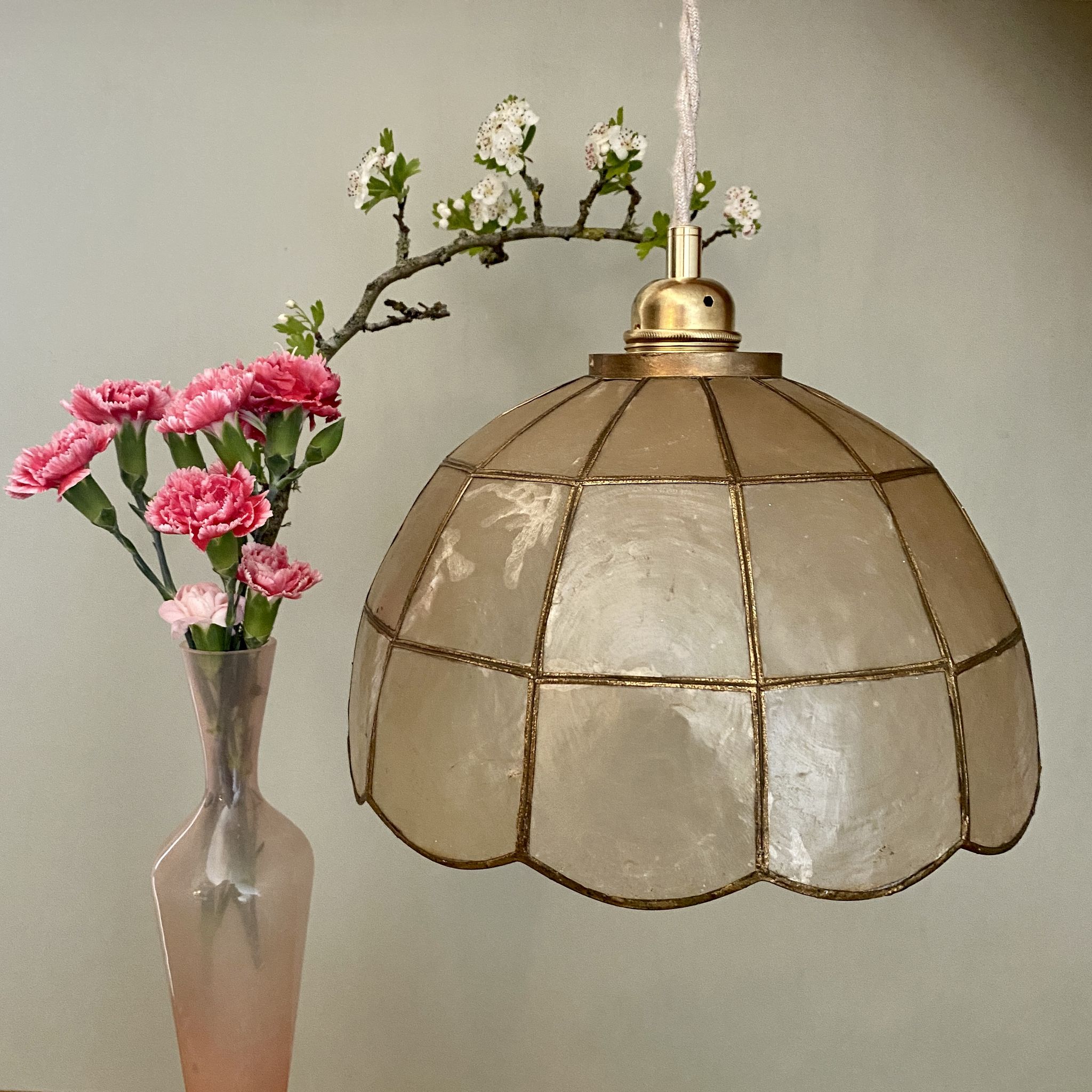 Vintage suspension lamp in mother-of-pearl and brass