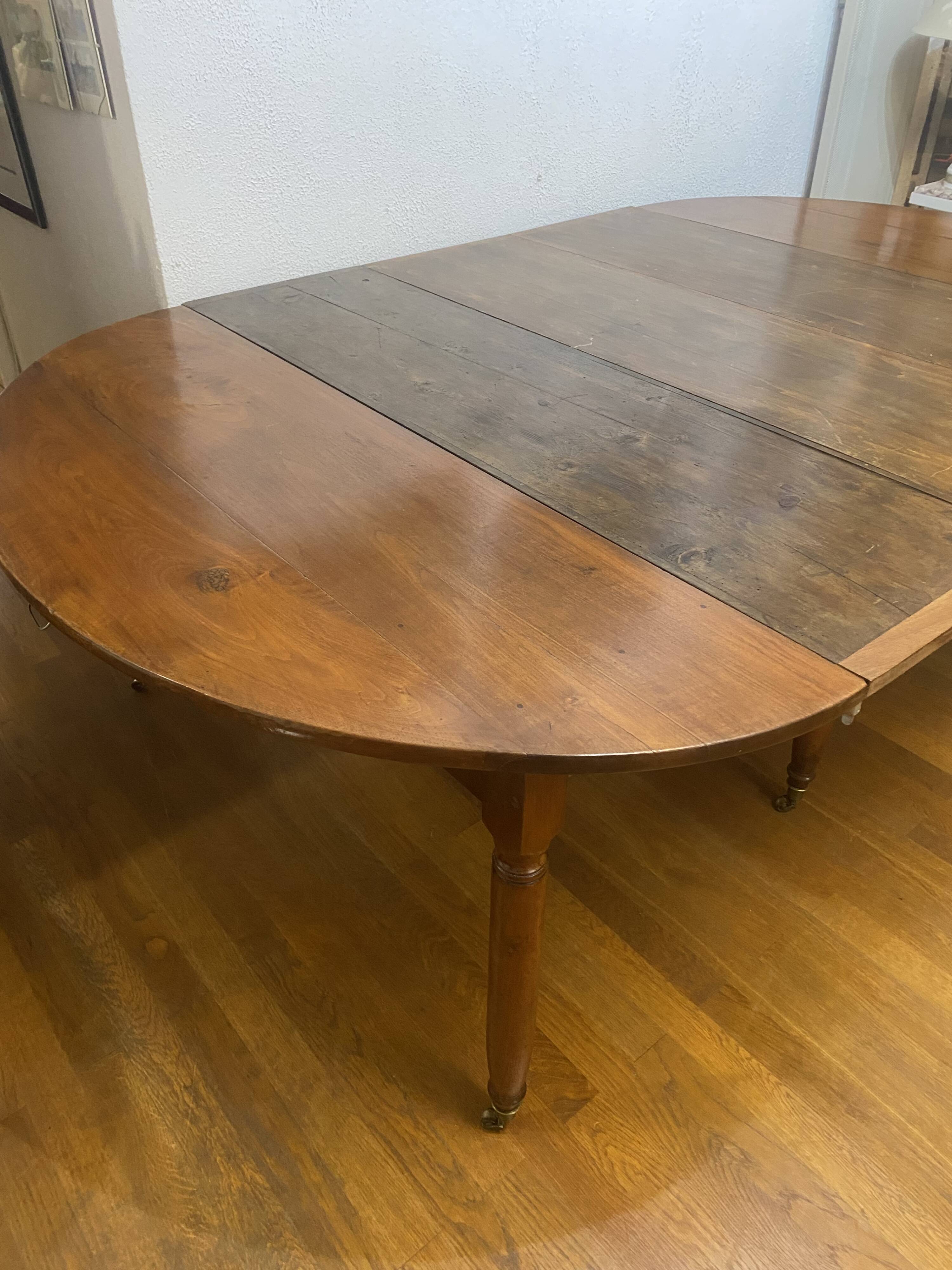 Oval table with 6 legs, 3 extensions, 12 people