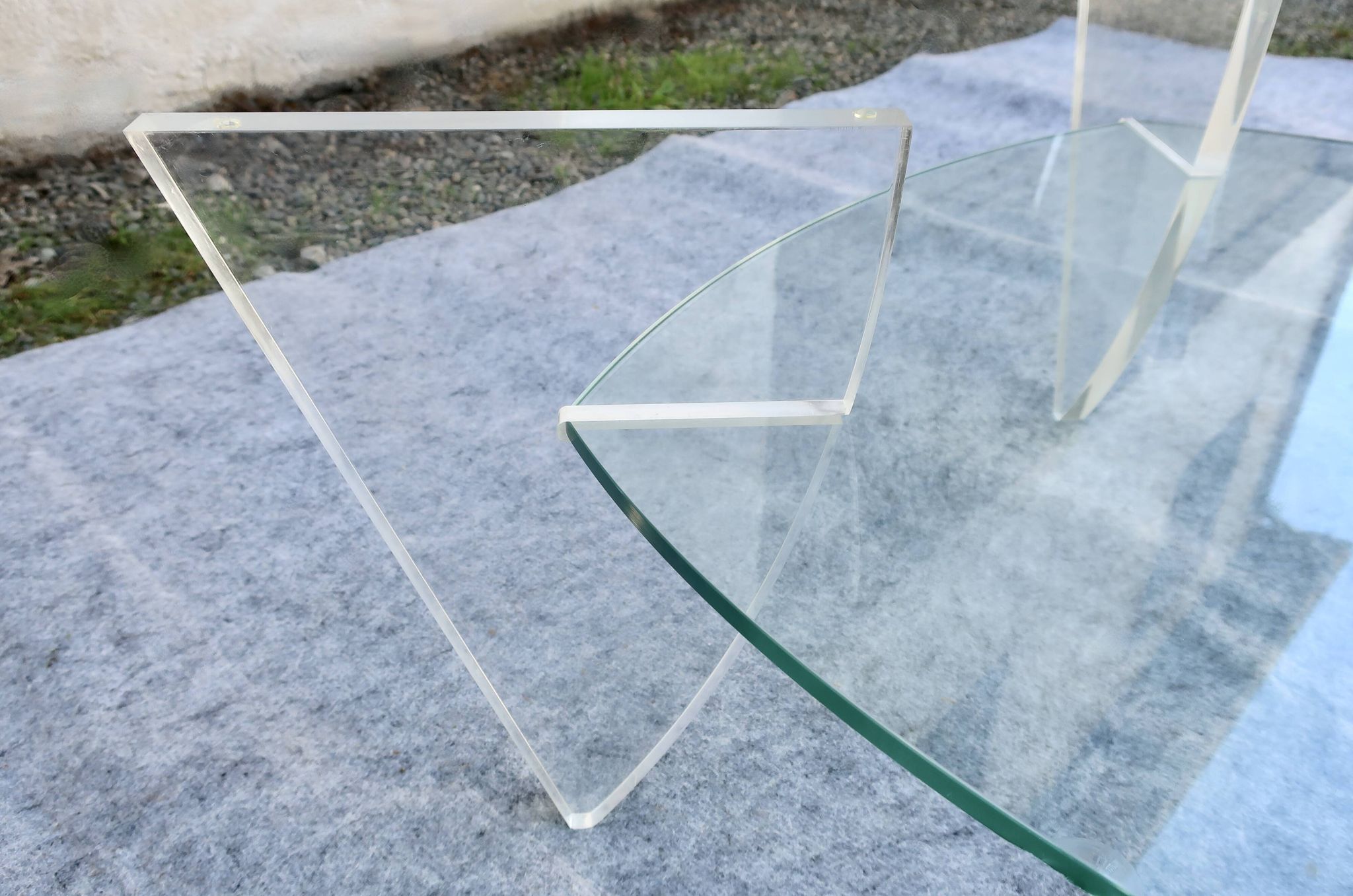 Table basse design années 1980 en verre et perspex (lucite)