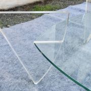 Table basse design années 1980 en verre et perspex (lucite)
