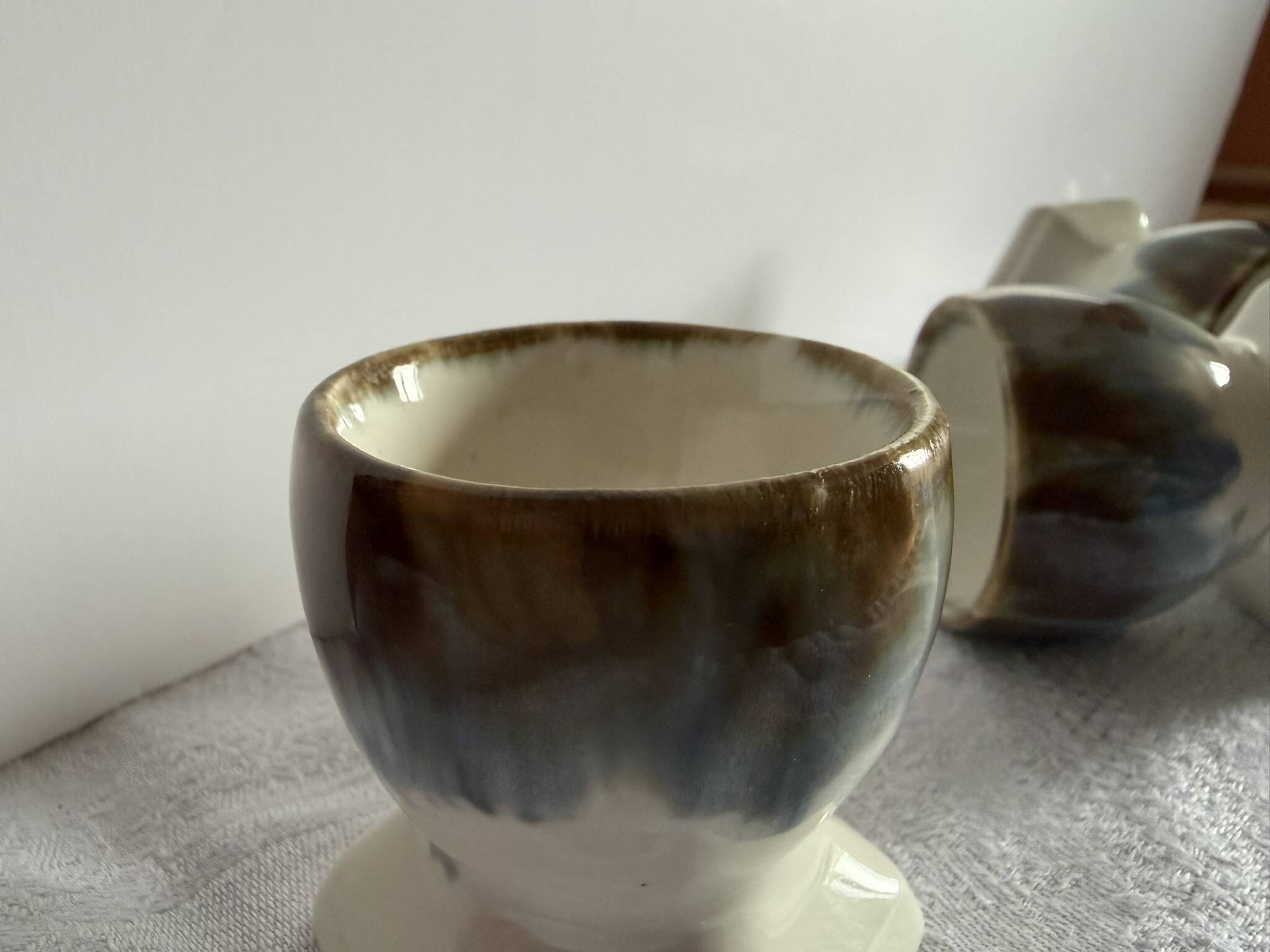 Set of 4 vintage egg cups in glazed ceramic.